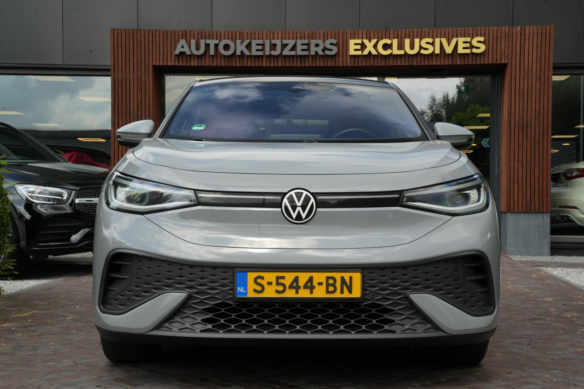 Volkswagen ID.5 Pro 77 kWh 2022 Moonstone grey met zwart dak 3