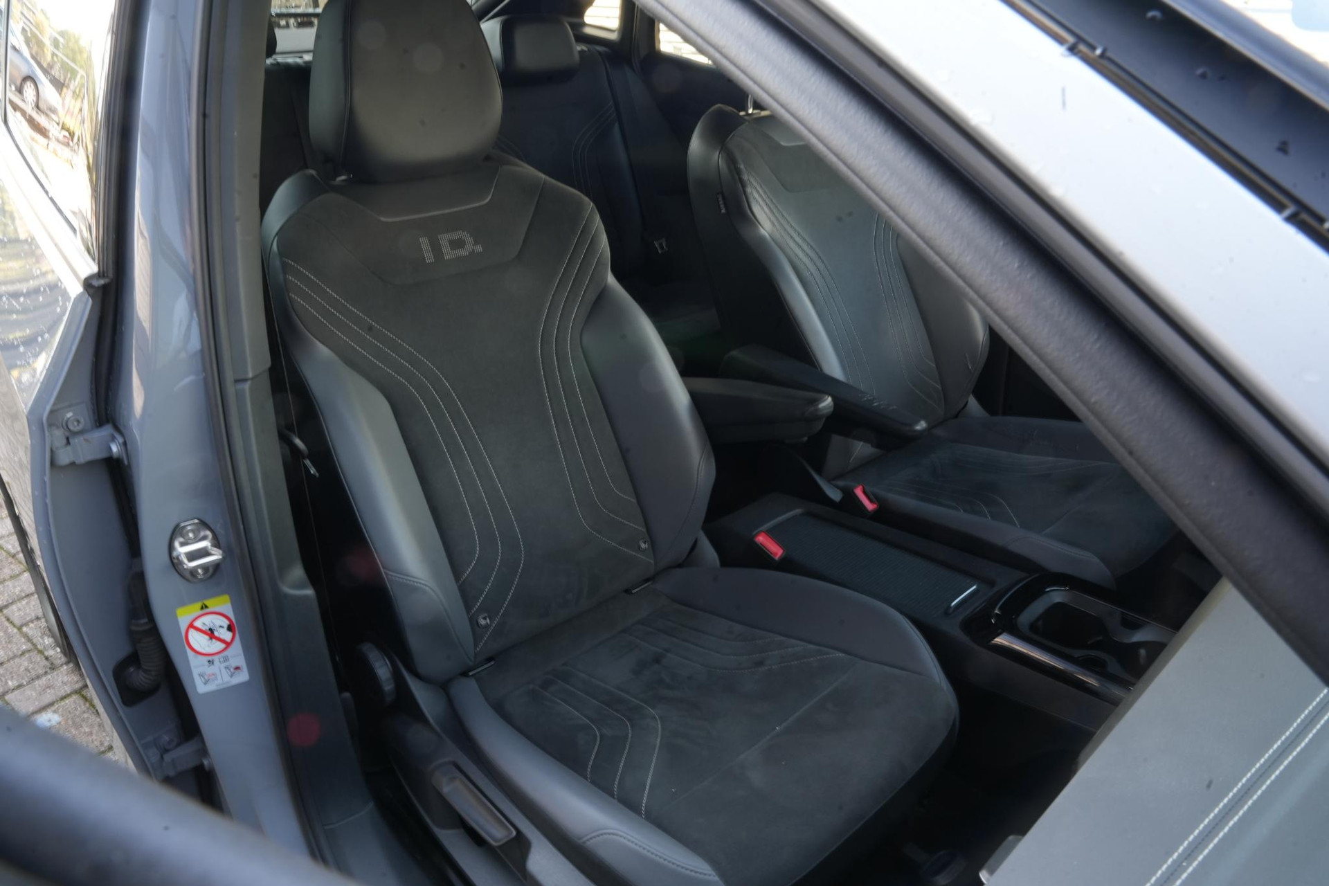 Volkswagen ID.5 Pro 77 kWh 2022 Moonstone grey met zwart dak 30