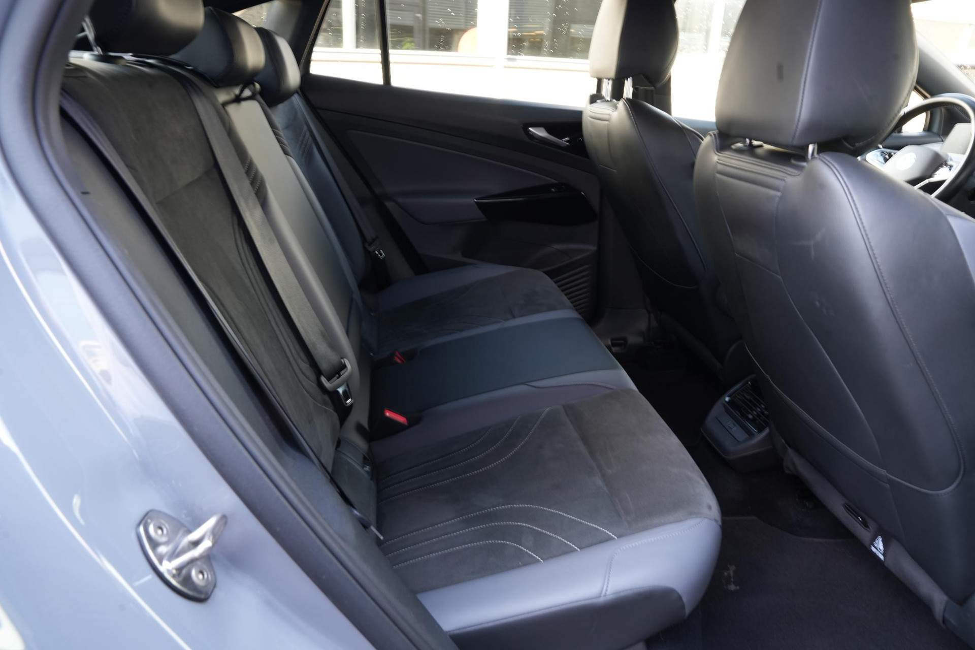 Volkswagen ID.5 Pro 77 kWh 2022 Moonstone grey met zwart dak 33