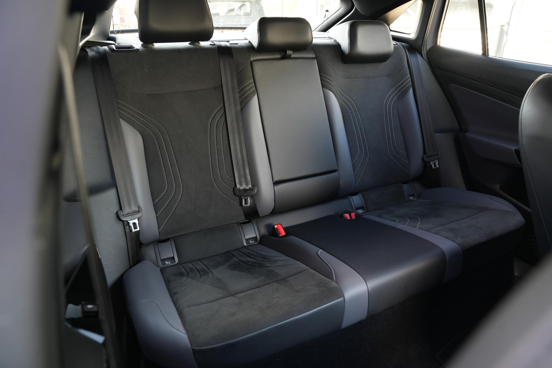 Volkswagen ID.5 Pro 77 kWh 2022 Moonstone grey met zwart dak 34
