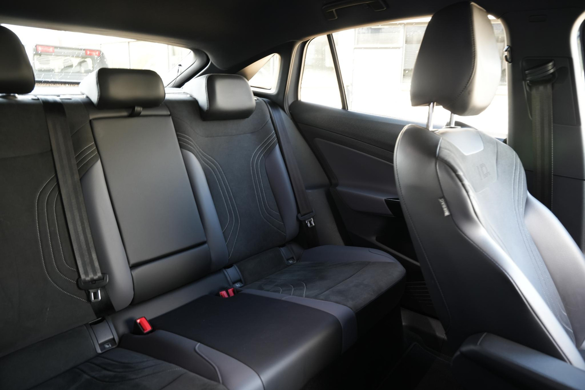 Volkswagen ID.5 Pro 77 kWh 2022 Moonstone grey met zwart dak 35