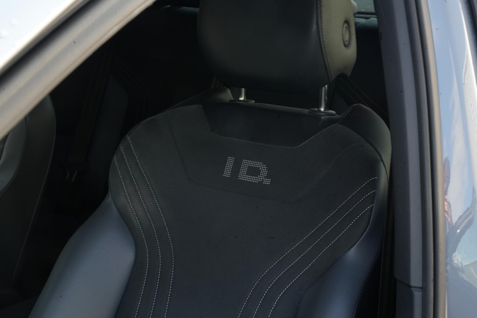 Volkswagen ID.5 Pro 77 kWh 2022 Moonstone grey met zwart dak 4