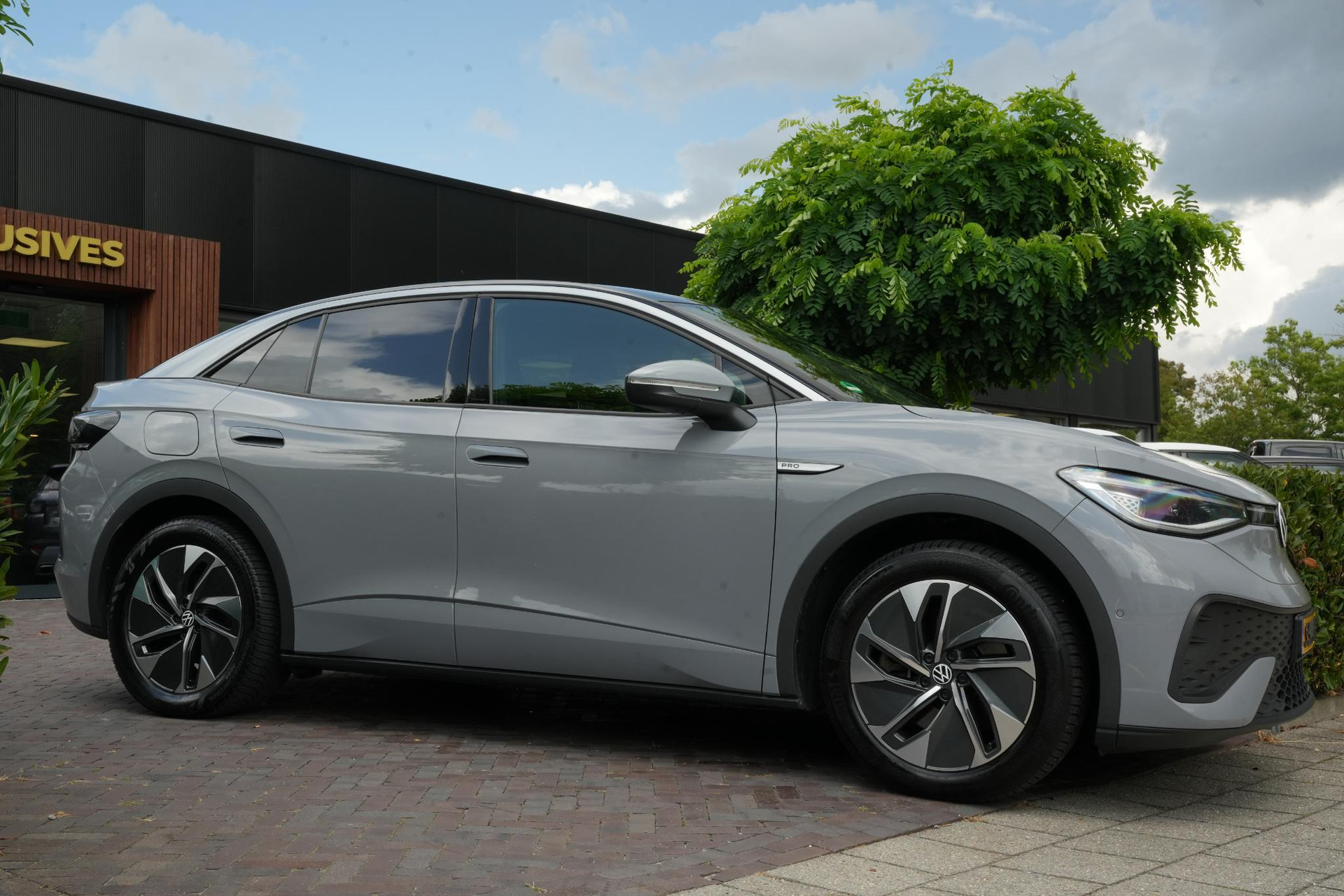 Volkswagen ID.5 Pro 77 kWh 2022 Moonstone grey met zwart dak 5