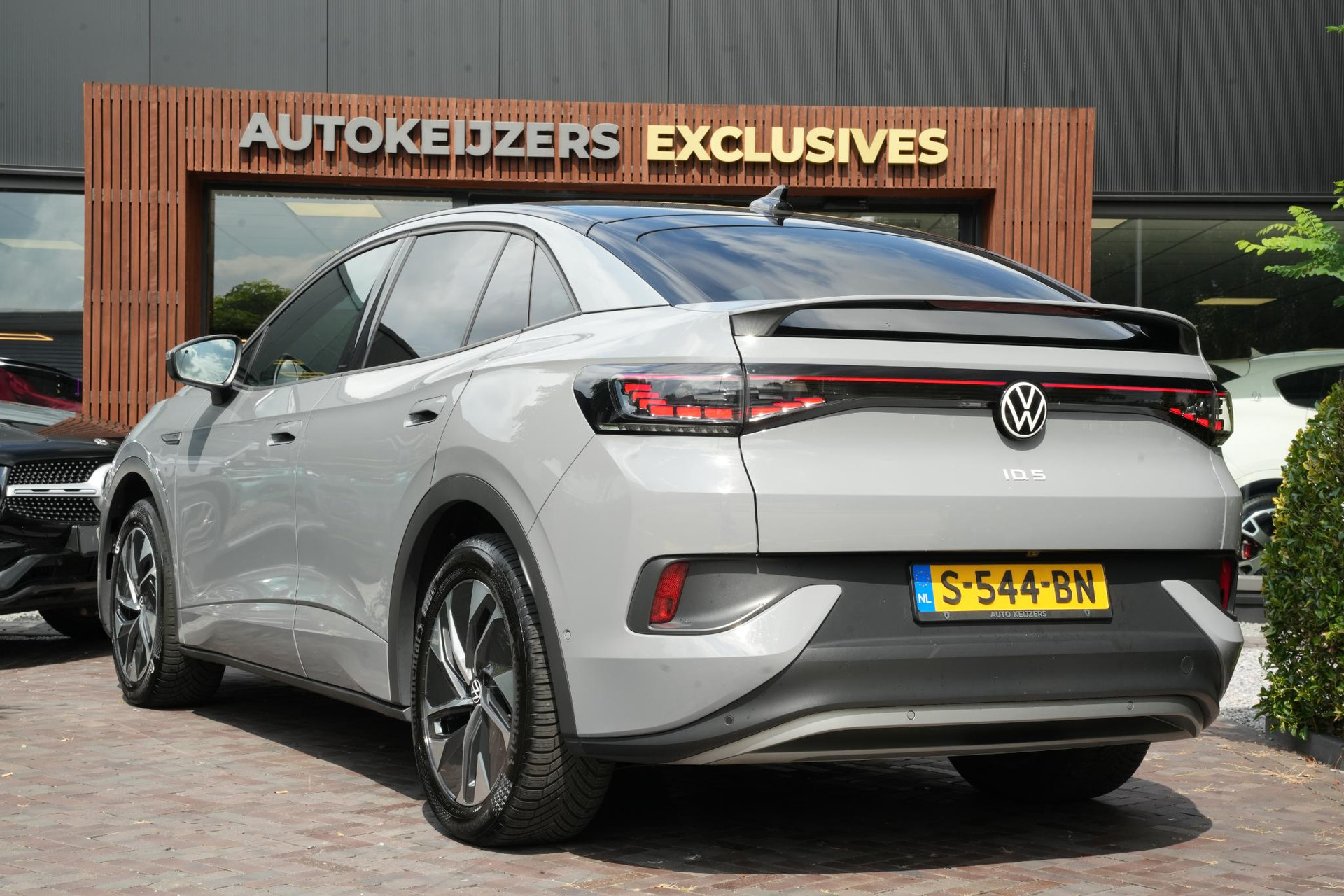 Volkswagen ID.5 Pro 77 kWh 2022 Moonstone grey met zwart dak 7