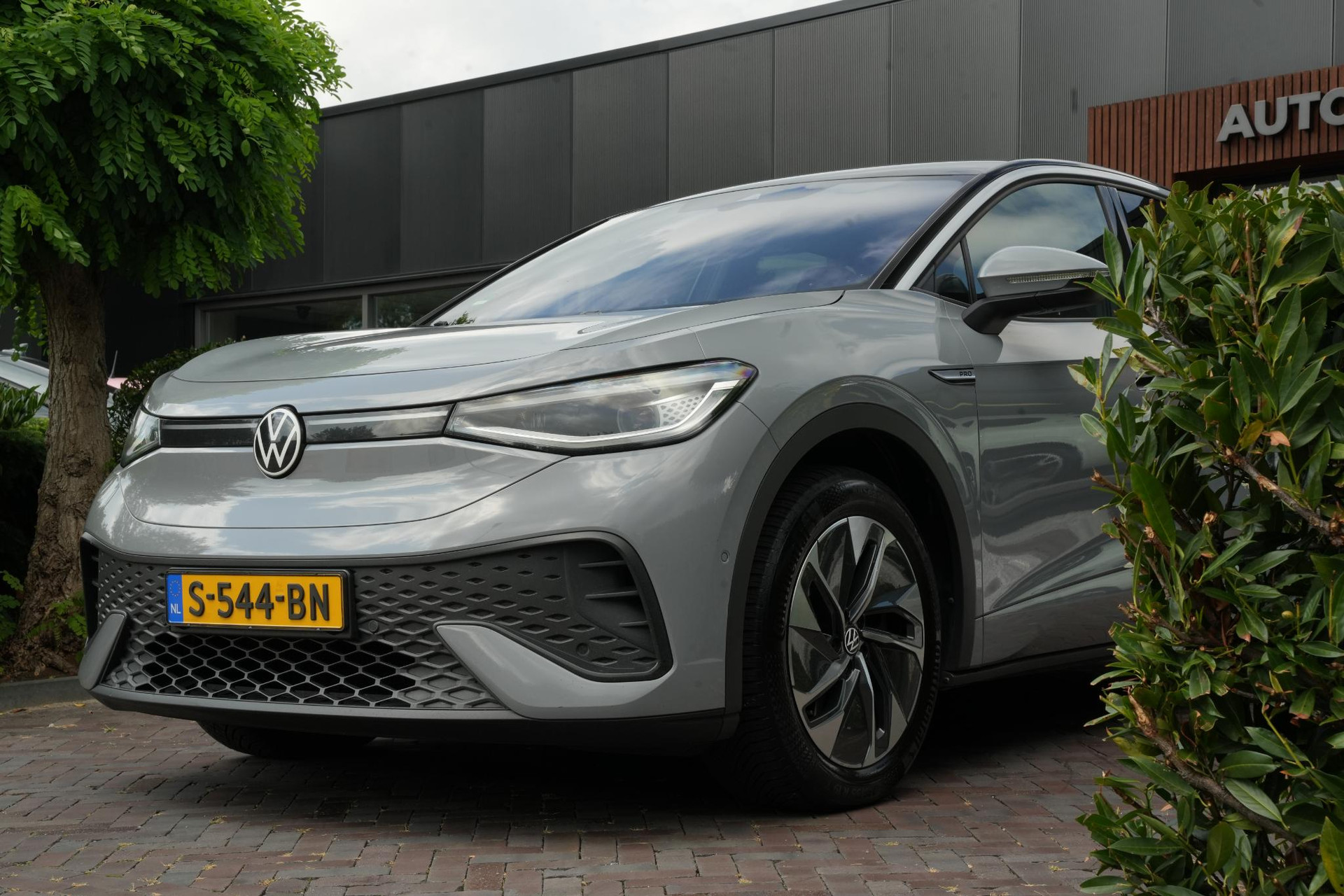 Volkswagen ID.5 Pro 77 kWh 2022 Moonstone grey met zwart dak 8