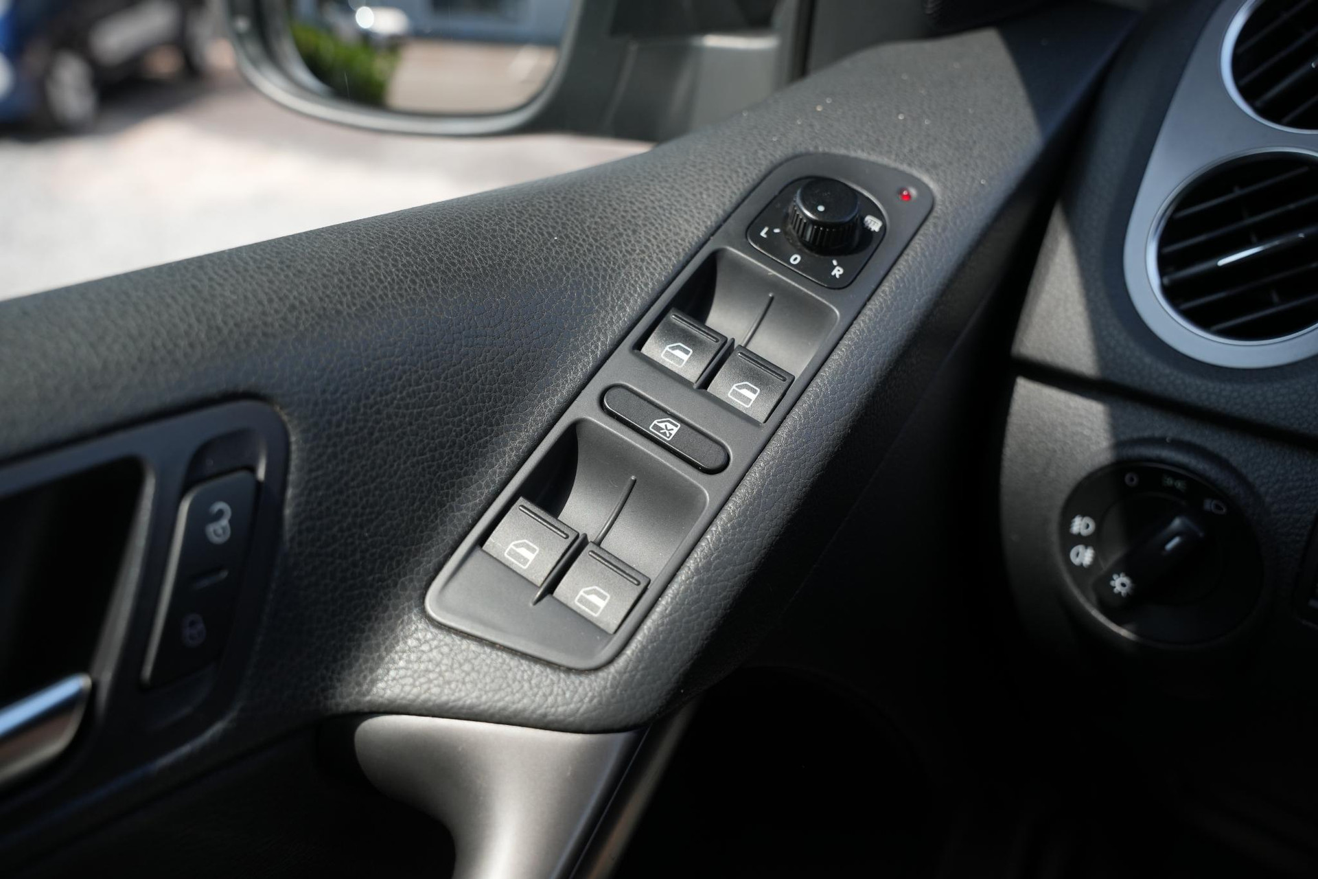 Volkswagen Tiguan 2.0 TDI Track&Field 4Motion 2009 Deep black pearl effect (2T2T) 39