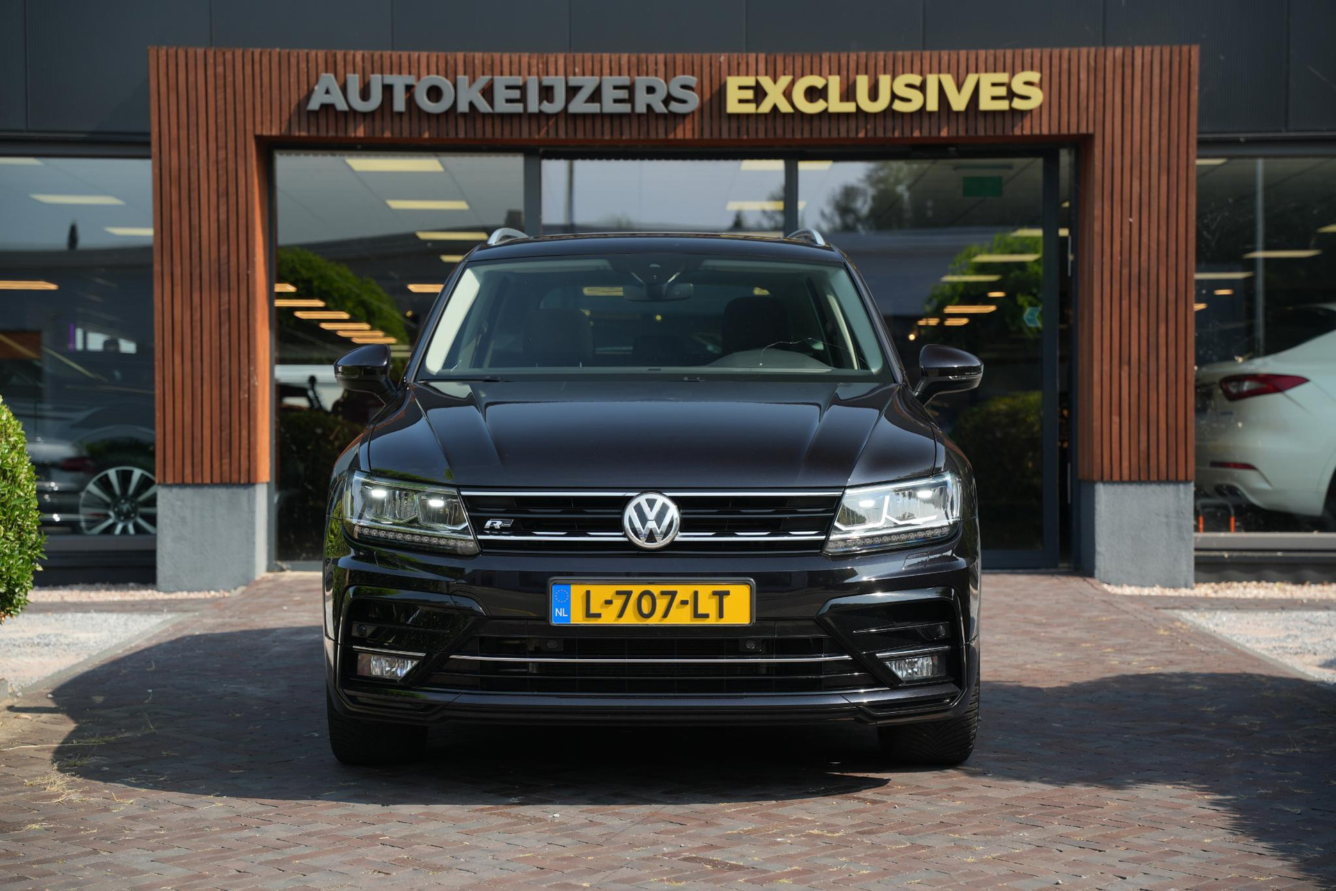 Volkswagen Tiguan 2.0 TSI 4Motion Highline Business R 2018 Deep black pearl effect (2T2T) 3