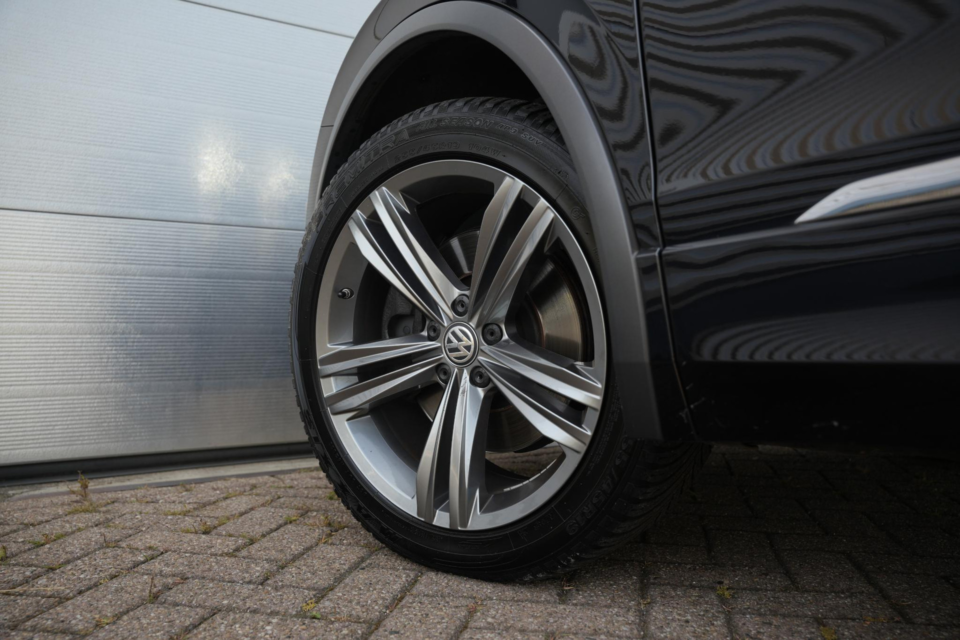 Volkswagen Tiguan 2.0 TSI 4Motion Highline Business R 2018 Deep black pearl effect (2T2T) 31