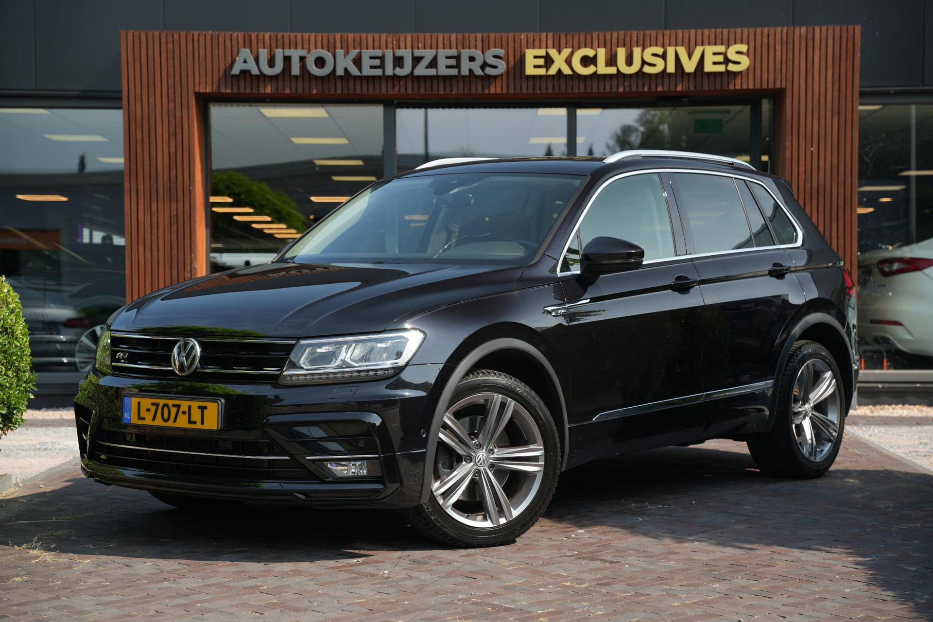 Volkswagen Tiguan 2.0 TSI 4Motion Highline Business R 2018 Deep black pearl effect (2T2T) 5