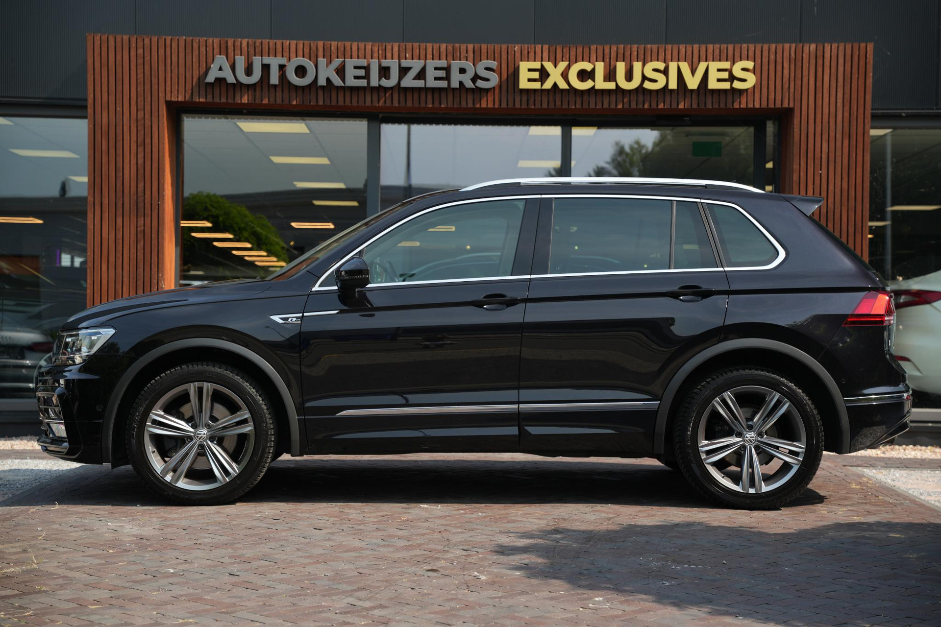 Volkswagen Tiguan 2.0 TSI 4Motion Highline Business R 2018 Deep black pearl effect (2T2T) 7