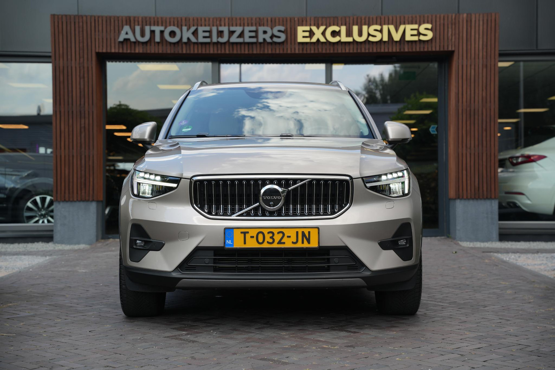 Volvo XC40 1.5 T4 Plug-in hybrid Ultimate Bright 2023 Bright dusk 3