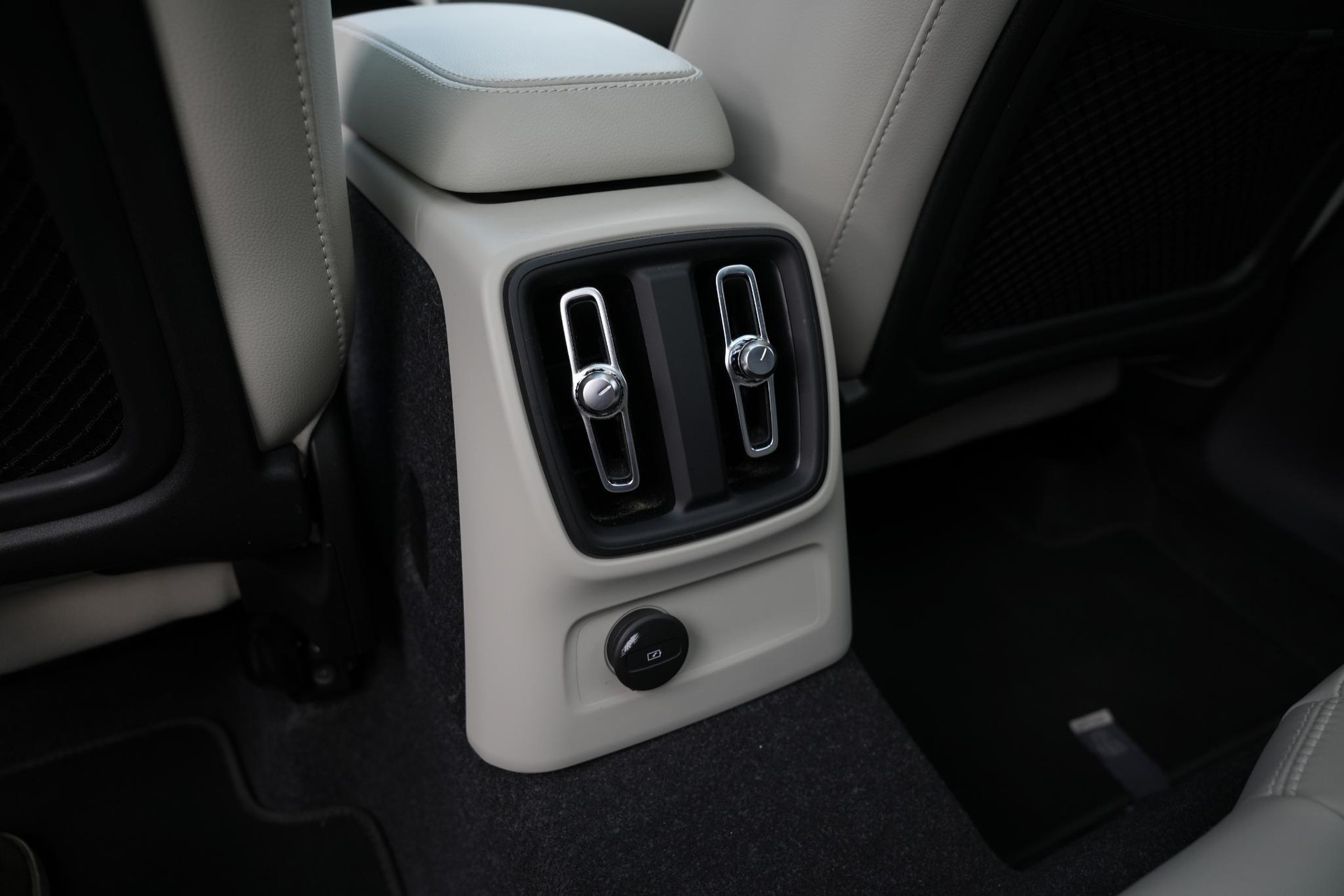 Volvo XC40 1.5 T4 Plug-in hybrid Ultimate Bright 2023 Bright dusk 32