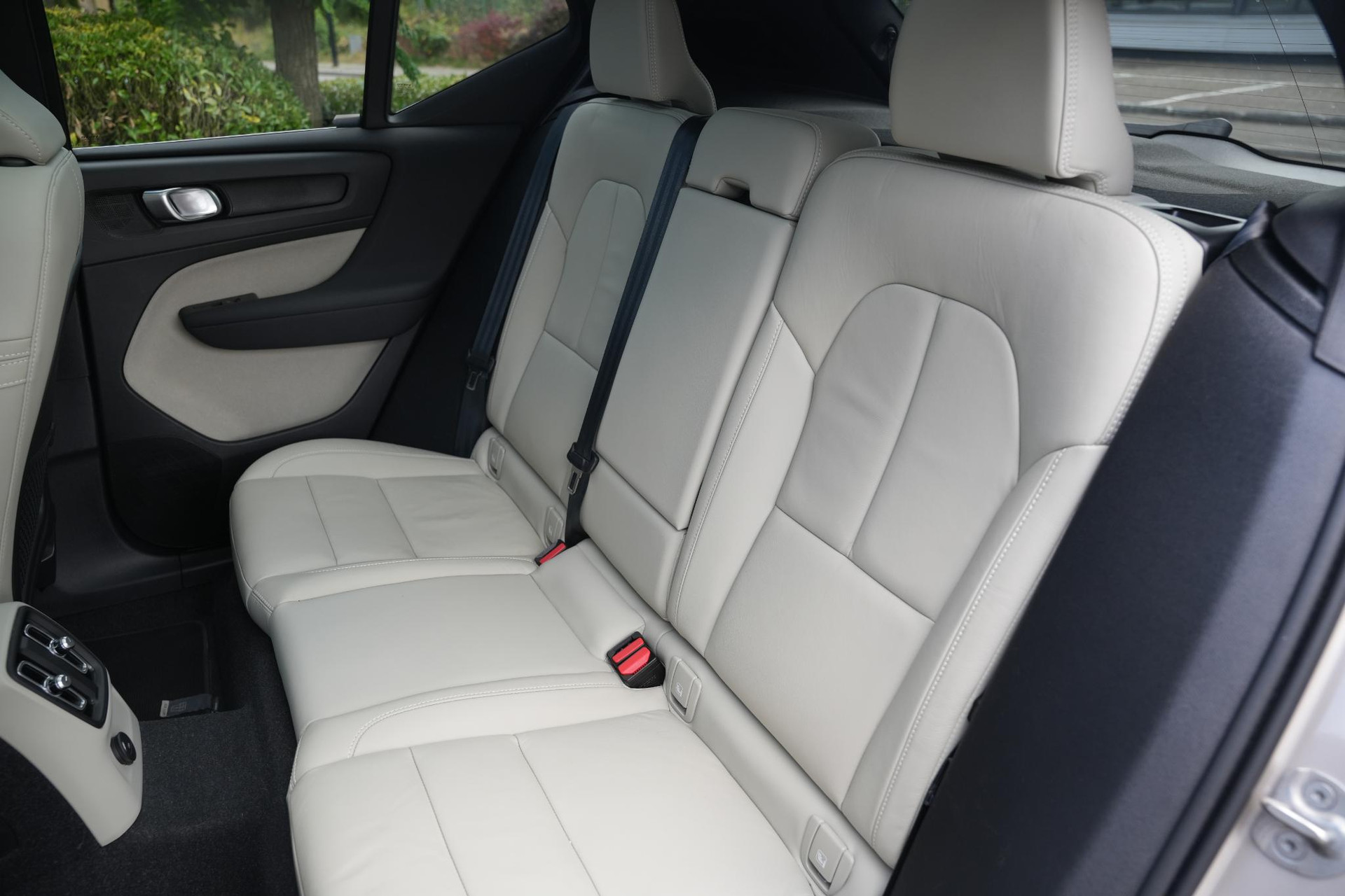 Volvo XC40 1.5 T4 Plug-in hybrid Ultimate Bright 2023 Bright dusk 6