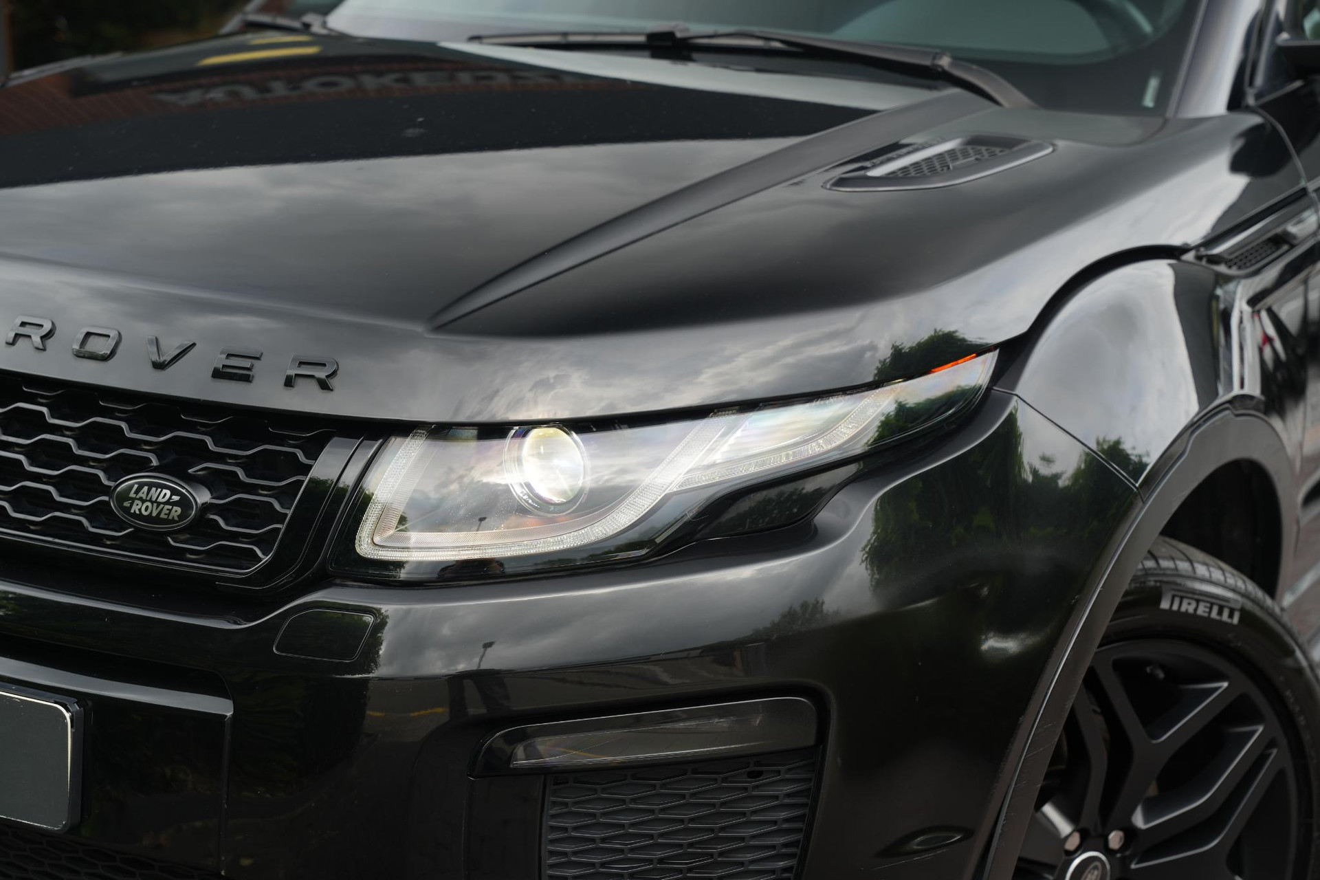 Land Rover Range Rover Evoque 2.0 Si4 HSE Dynamic 2016 Exterior Paint - Santorini Black (1AG) 17