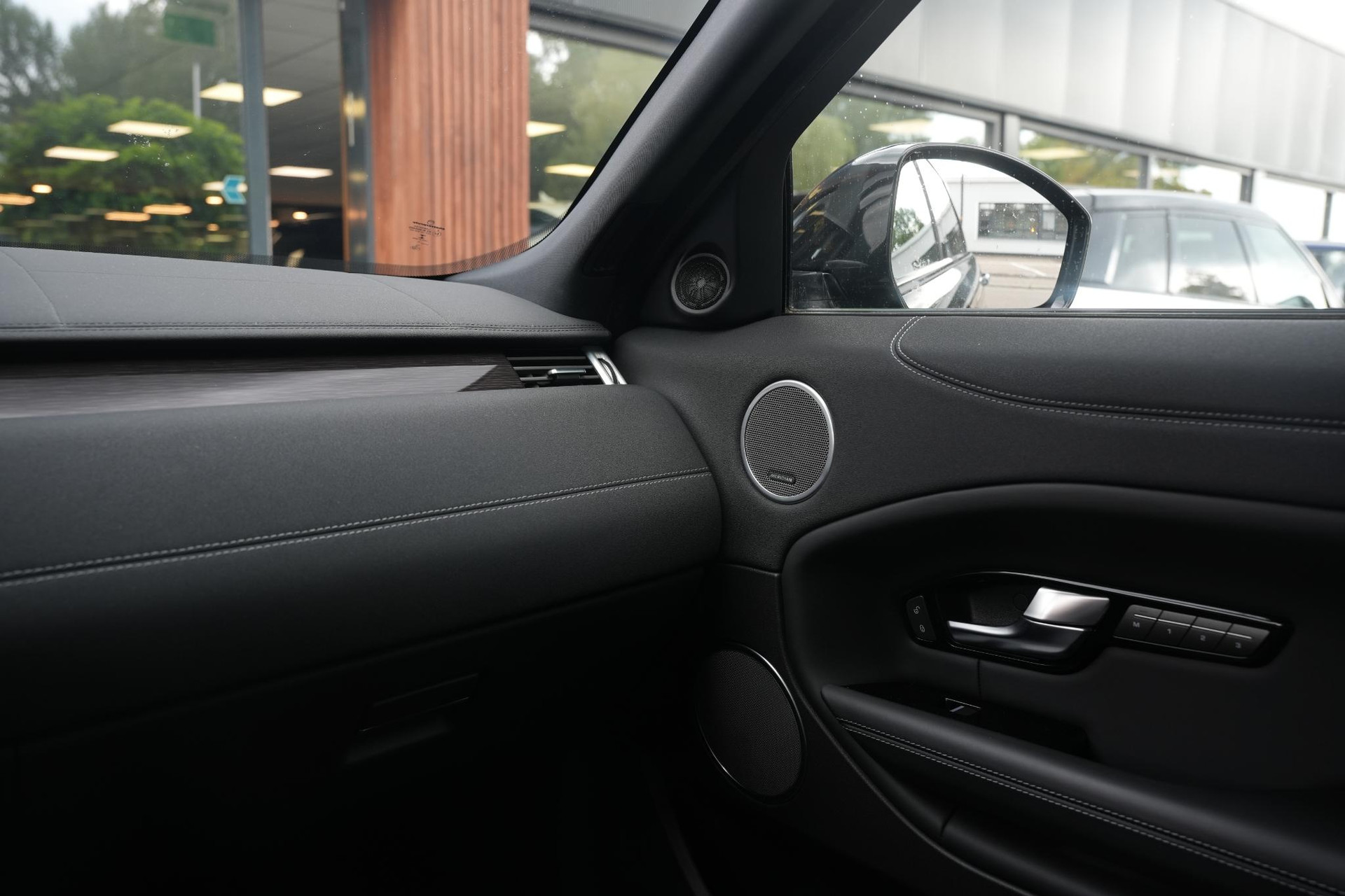 Land Rover Range Rover Evoque 2.0 Si4 HSE Dynamic 2016 Exterior Paint - Santorini Black (1AG) 29