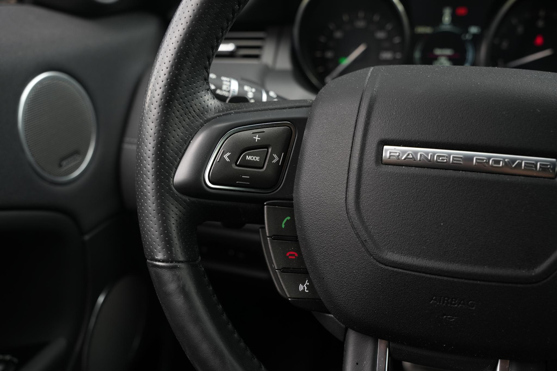 Land Rover Range Rover Evoque 2.0 Si4 HSE Dynamic 2016 Exterior Paint - Santorini Black (1AG) 31