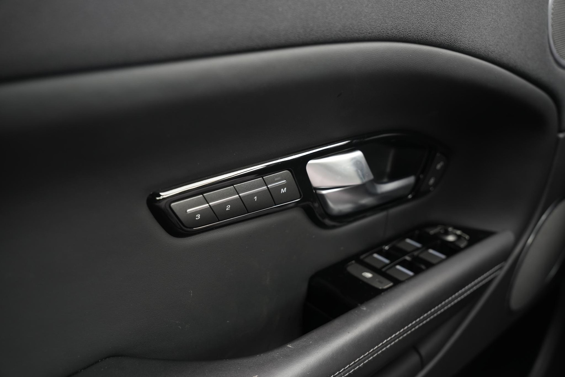 Land Rover Range Rover Evoque 2.0 Si4 HSE Dynamic 2016 Exterior Paint - Santorini Black (1AG) 36