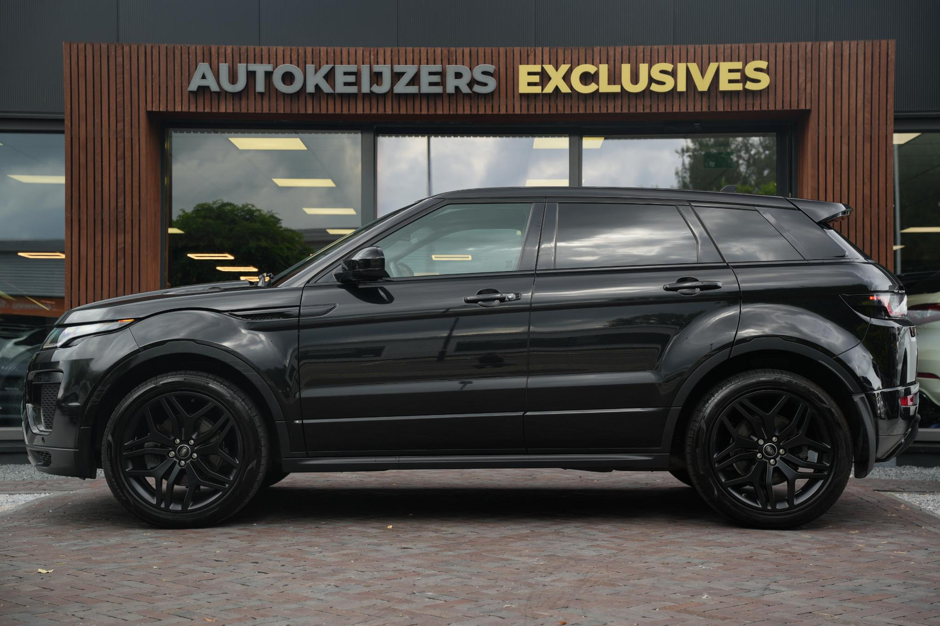 Land Rover Range Rover Evoque 2.0 Si4 HSE Dynamic 2016 Exterior Paint - Santorini Black (1AG) 7