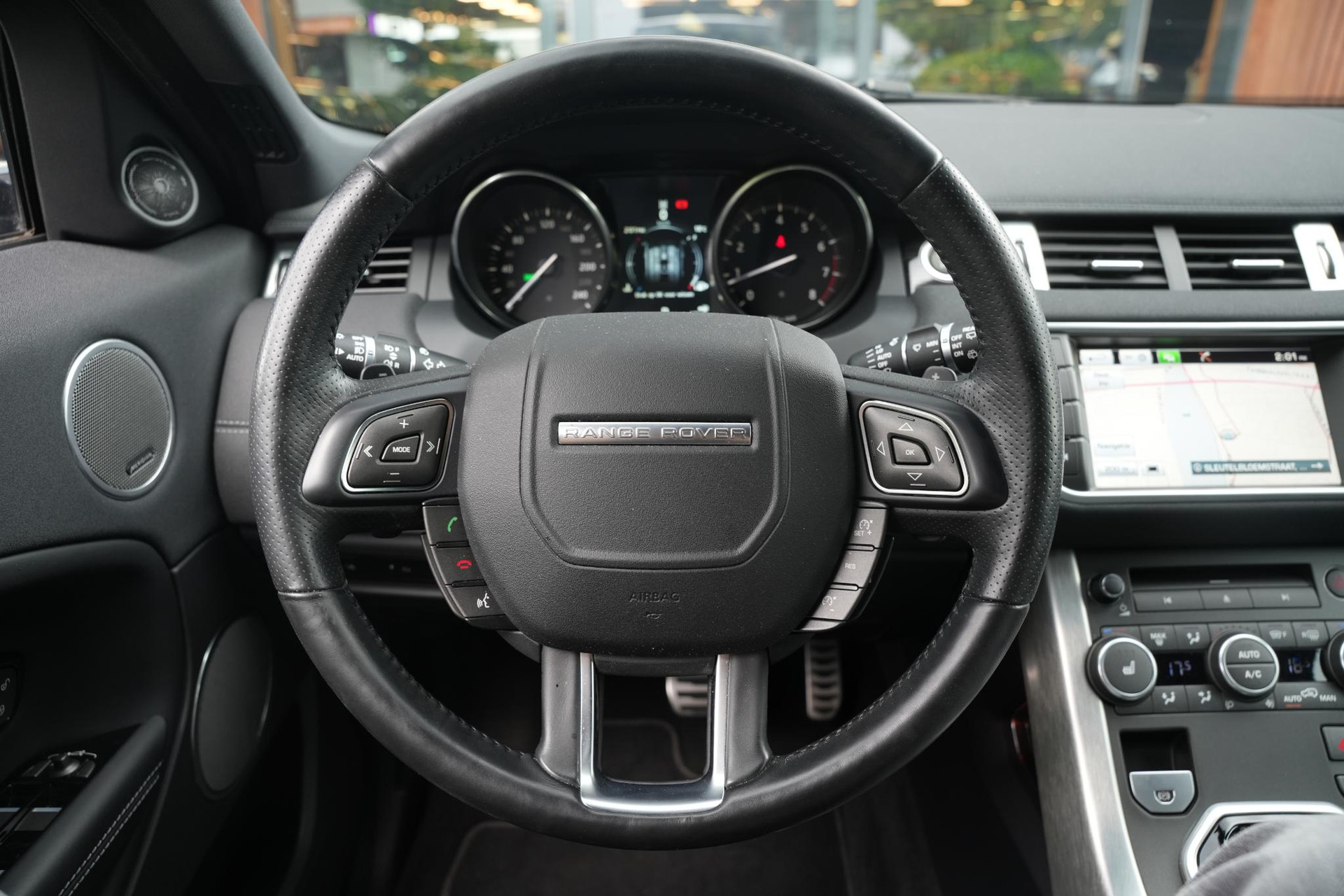 Land Rover Range Rover Evoque 2.0 Si4 HSE Dynamic 2016 Exterior Paint - Santorini Black (1AG) 8