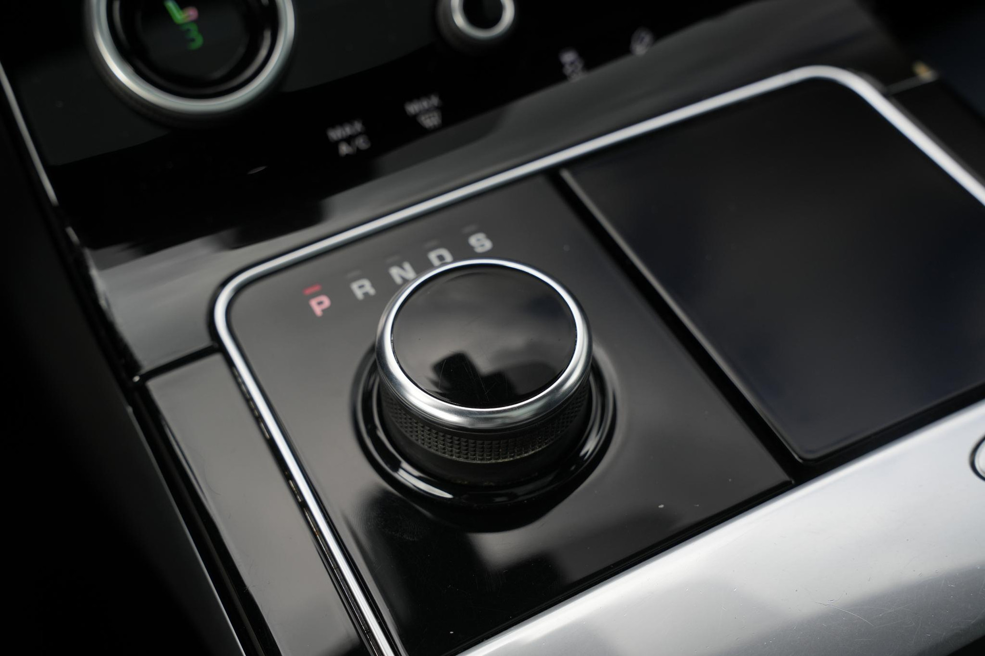 Land Rover Range Rover Velar 3.0 D300 AWD R-Dynamic HSE 2019 Exterior Paint - Santorini Black (1AG) 20