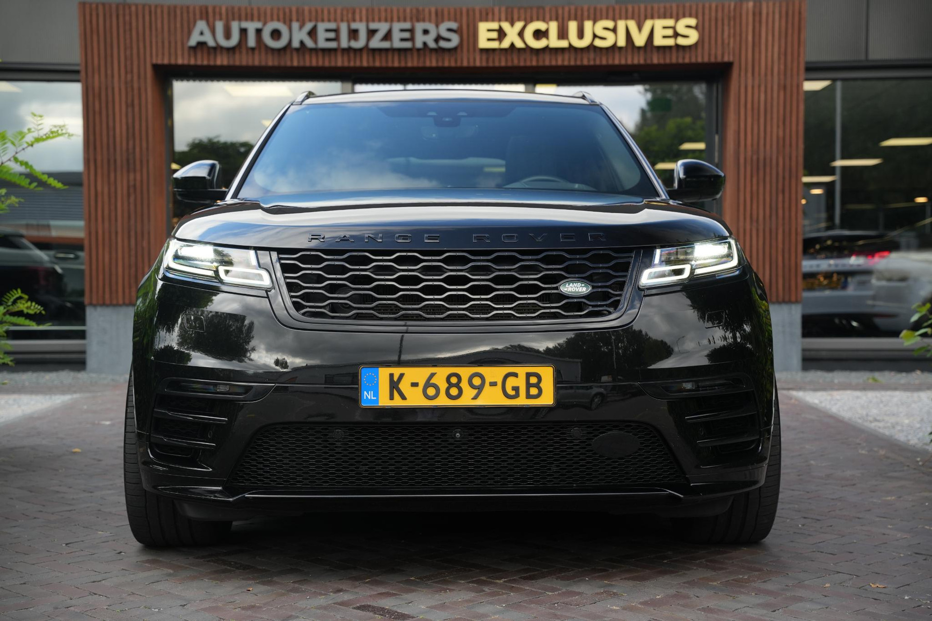 Land Rover Range Rover Velar 3.0 D300 AWD R-Dynamic HSE 2019 Exterior Paint - Santorini Black (1AG) 3