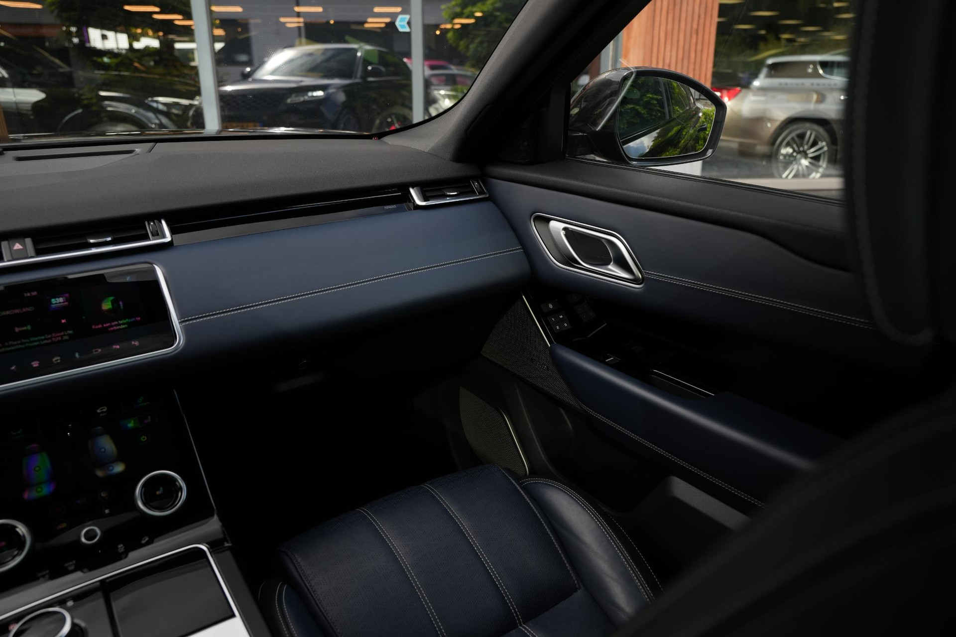 Land Rover Range Rover Velar 3.0 D300 AWD R-Dynamic HSE 2019 Exterior Paint - Santorini Black (1AG) 34