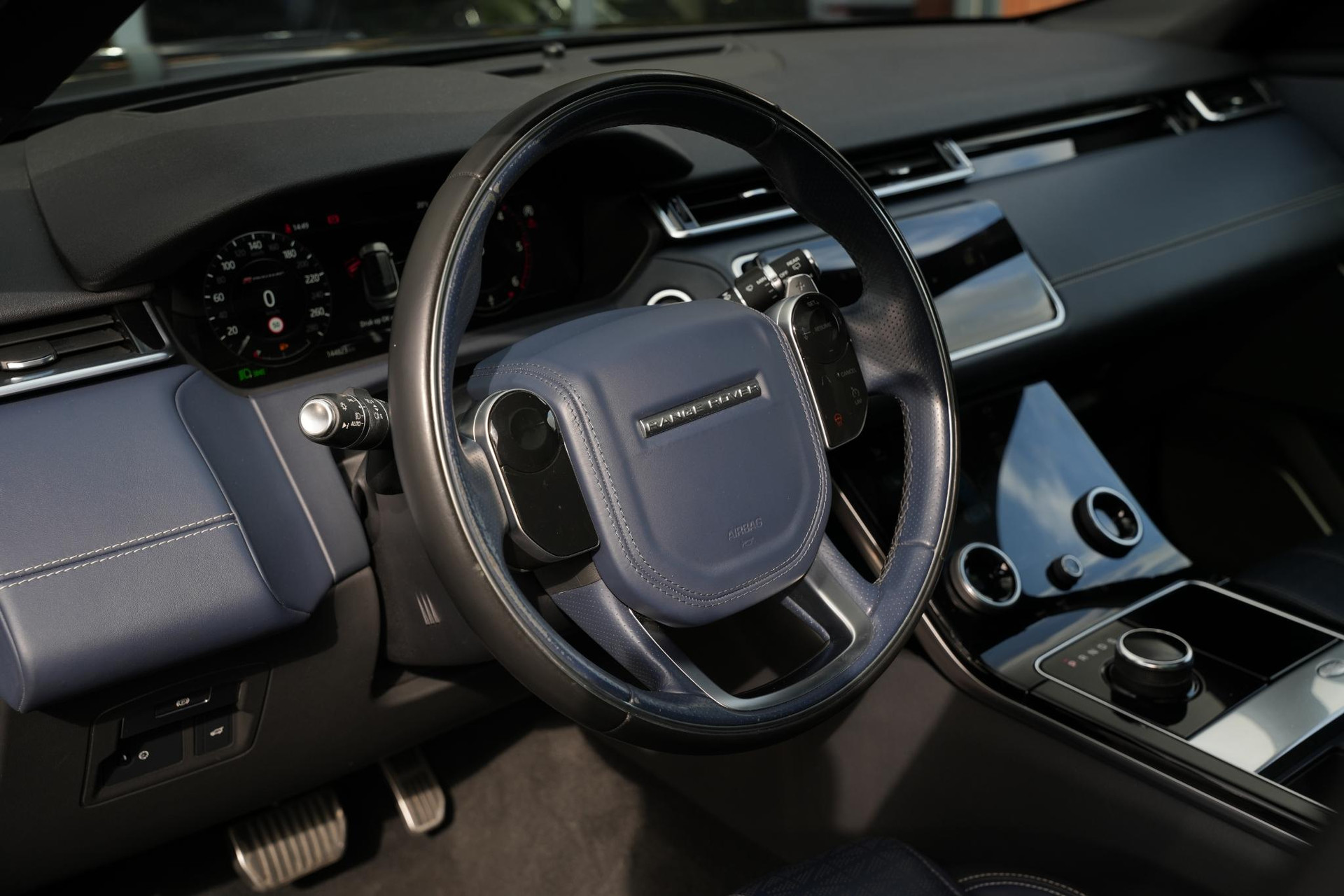 Land Rover Range Rover Velar 3.0 D300 AWD R-Dynamic HSE 2019 Exterior Paint - Santorini Black (1AG) 36