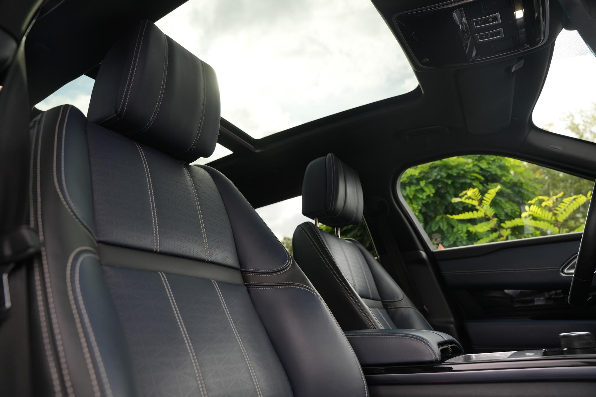 Land Rover Range Rover Velar 3.0 D300 AWD R-Dynamic HSE 2019 Exterior Paint - Santorini Black (1AG) 4
