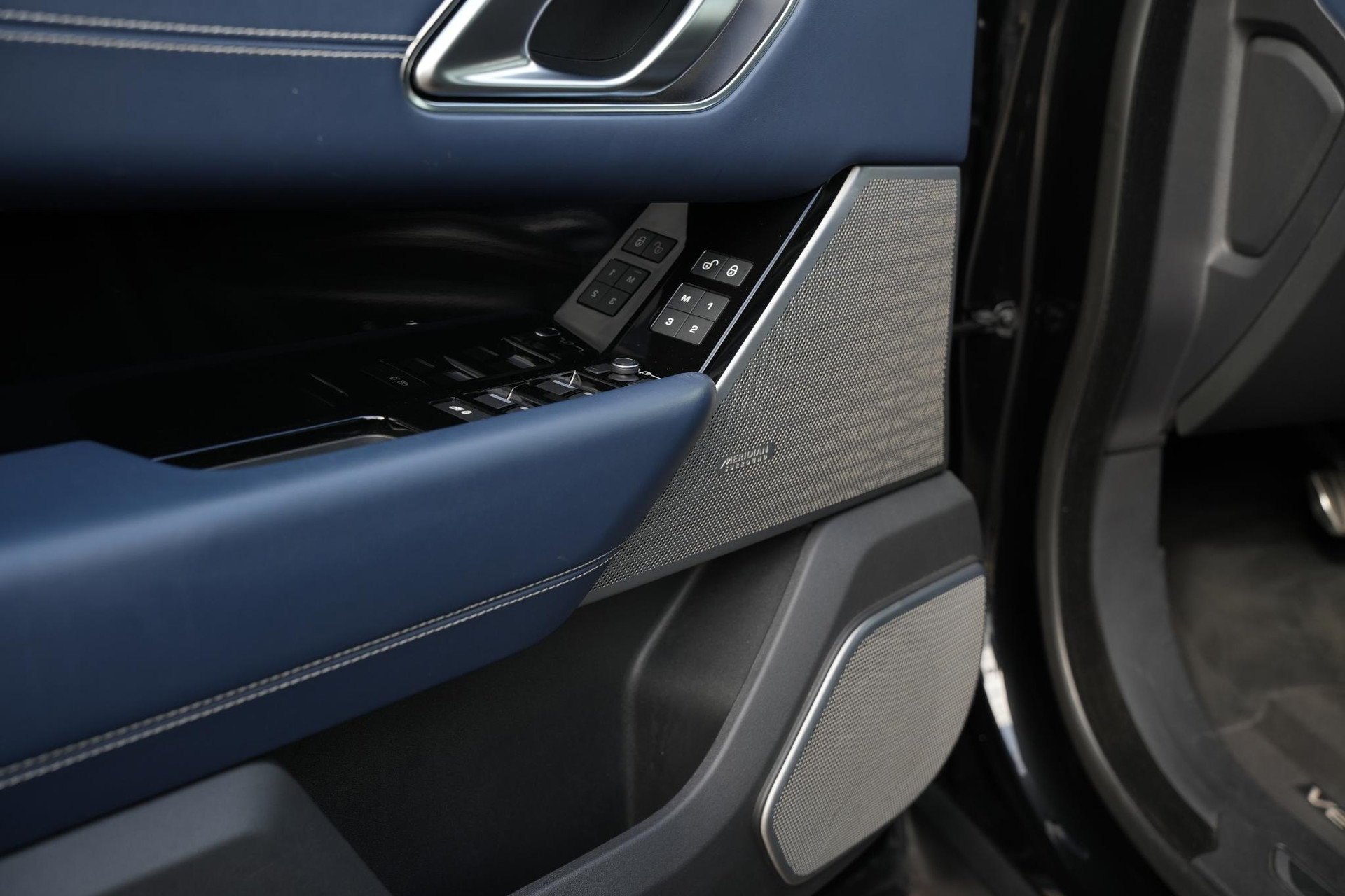Land Rover Range Rover Velar 3.0 D300 AWD R-Dynamic HSE 2019 Exterior Paint - Santorini Black (1AG) 40
