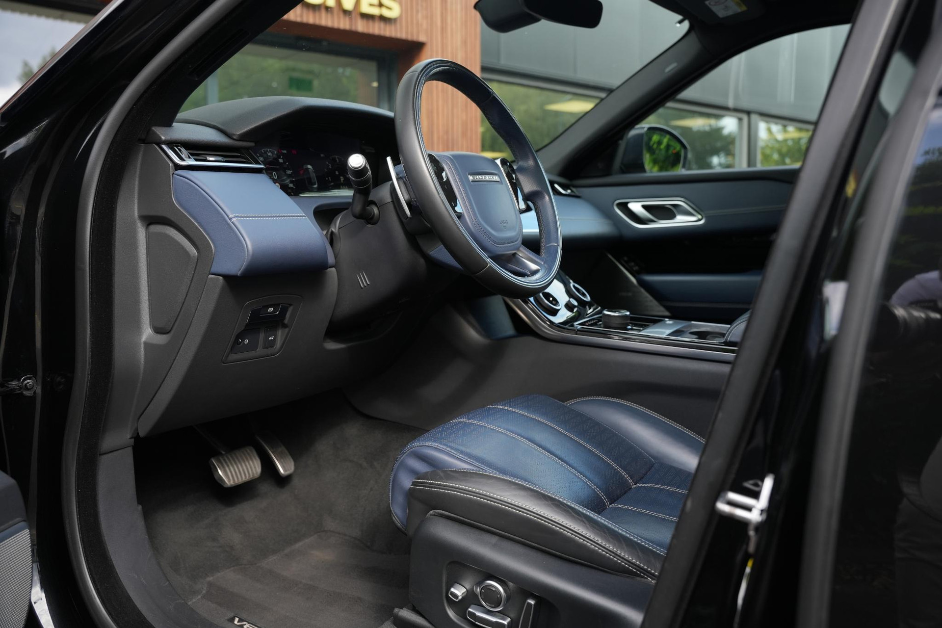 Land Rover Range Rover Velar 3.0 D300 AWD R-Dynamic HSE 2019 Exterior Paint - Santorini Black (1AG) 41