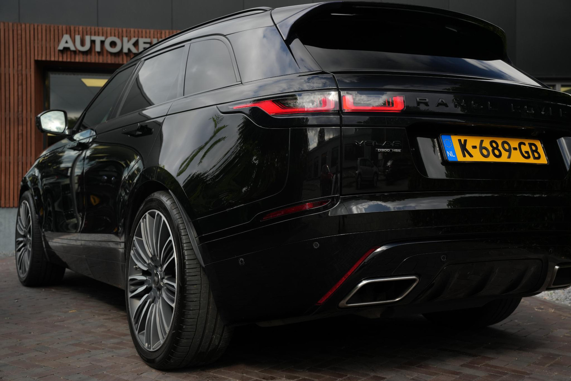 Land Rover Range Rover Velar 3.0 D300 AWD R-Dynamic HSE 2019 Exterior Paint - Santorini Black (1AG) 42