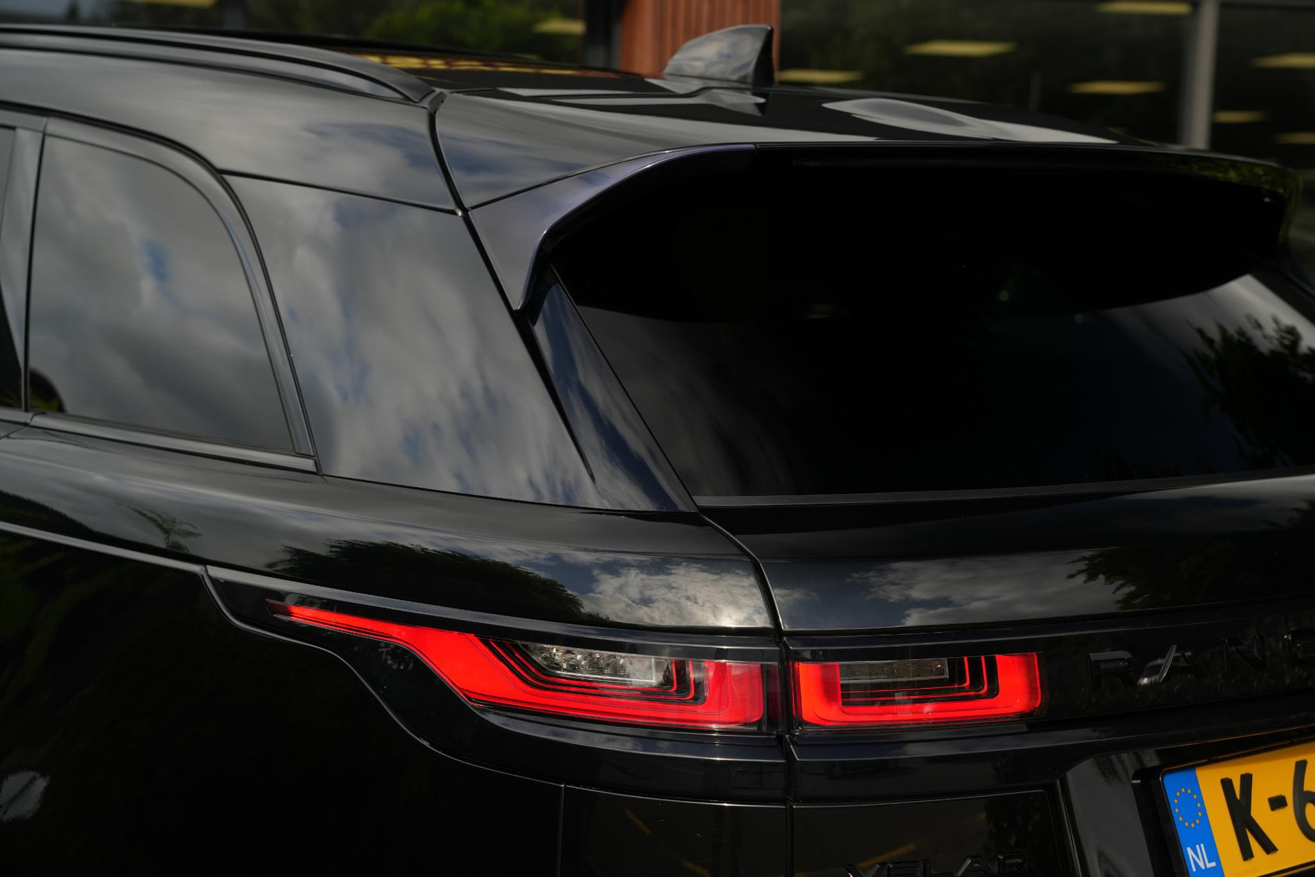 Land Rover Range Rover Velar 3.0 D300 AWD R-Dynamic HSE 2019 Exterior Paint - Santorini Black (1AG) 44