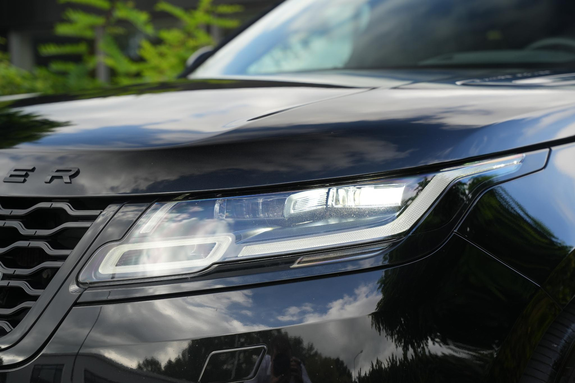 Land Rover Range Rover Velar 3.0 D300 AWD R-Dynamic HSE 2019 Exterior Paint - Santorini Black (1AG) 48