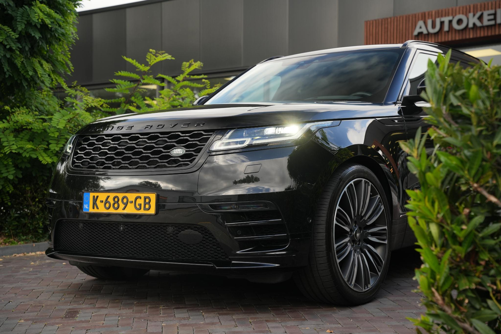 Land Rover Range Rover Velar 3.0 D300 AWD R-Dynamic HSE 2019 Exterior Paint - Santorini Black (1AG) 49