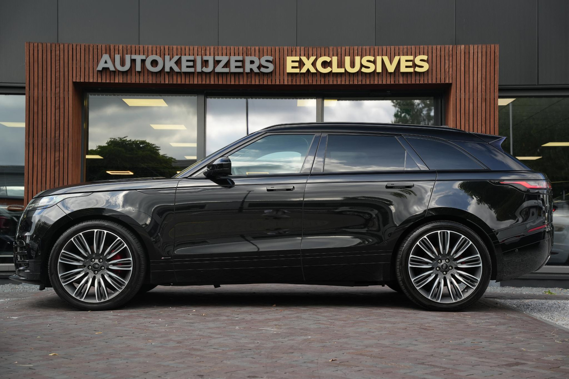 Land Rover Range Rover Velar 3.0 D300 AWD R-Dynamic HSE 2019 Exterior Paint - Santorini Black (1AG) 5