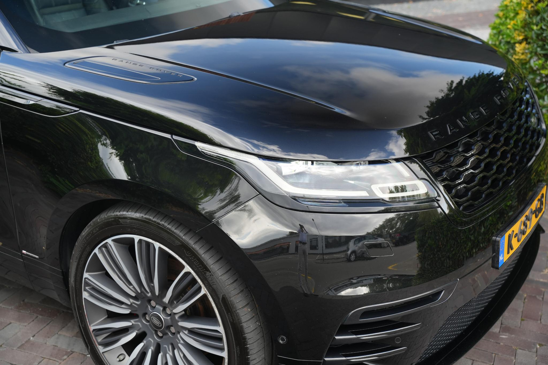 Land Rover Range Rover Velar 3.0 D300 AWD R-Dynamic HSE 2019 Exterior Paint - Santorini Black (1AG) 51