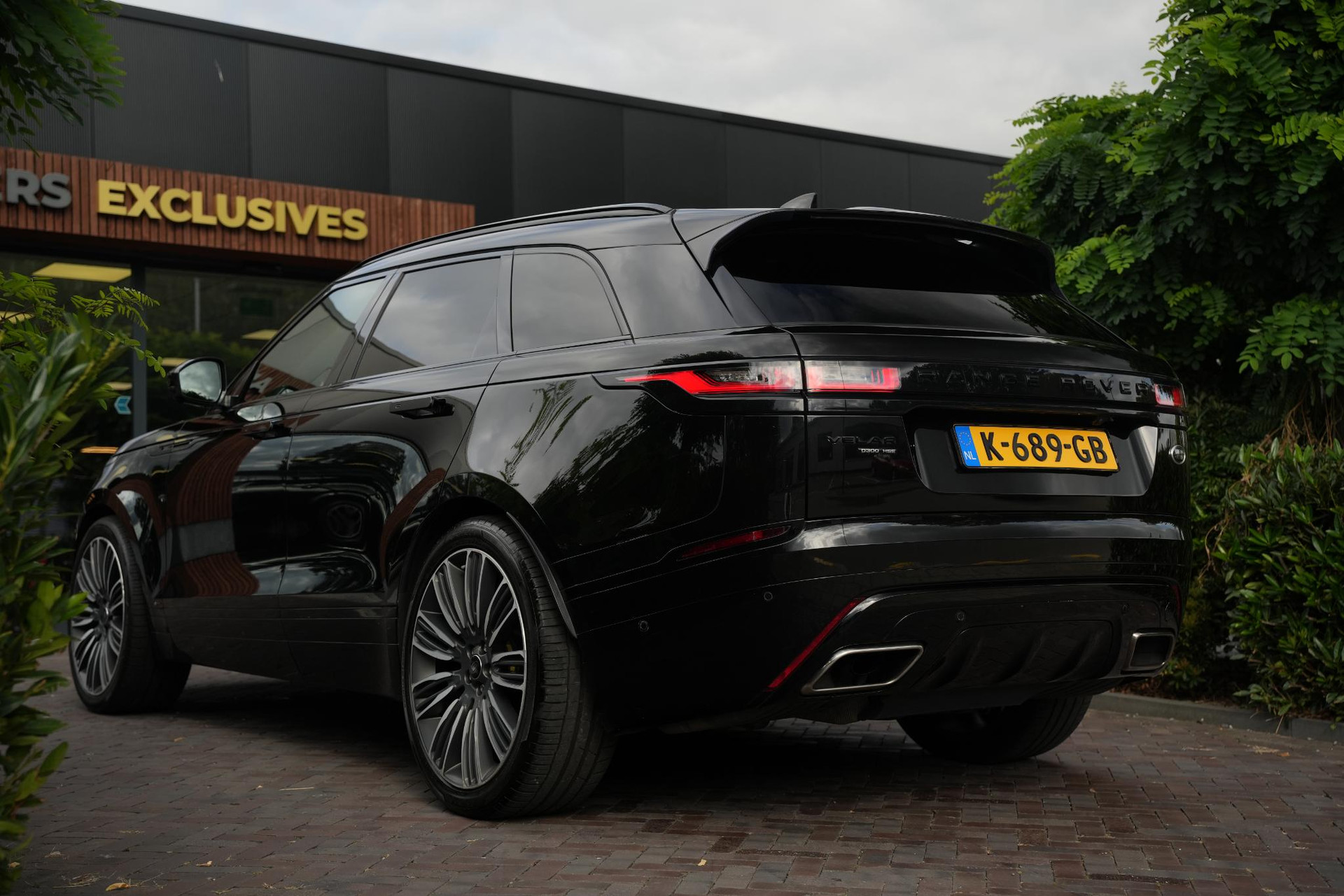 Land Rover Range Rover Velar 3.0 D300 AWD R-Dynamic HSE 2019 Exterior Paint - Santorini Black (1AG) 54