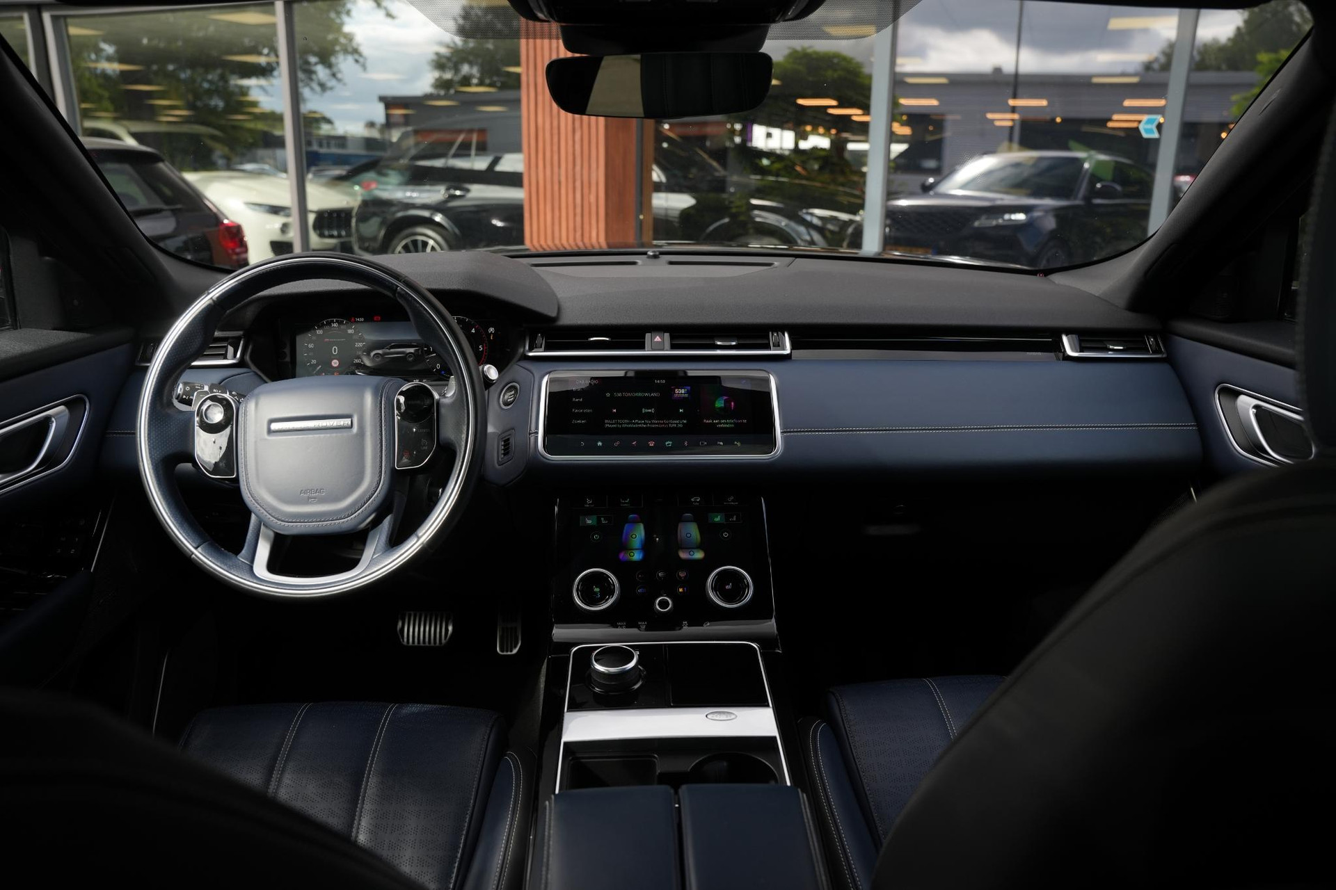 Land Rover Range Rover Velar 3.0 D300 AWD R-Dynamic HSE 2019 Exterior Paint - Santorini Black (1AG) 6