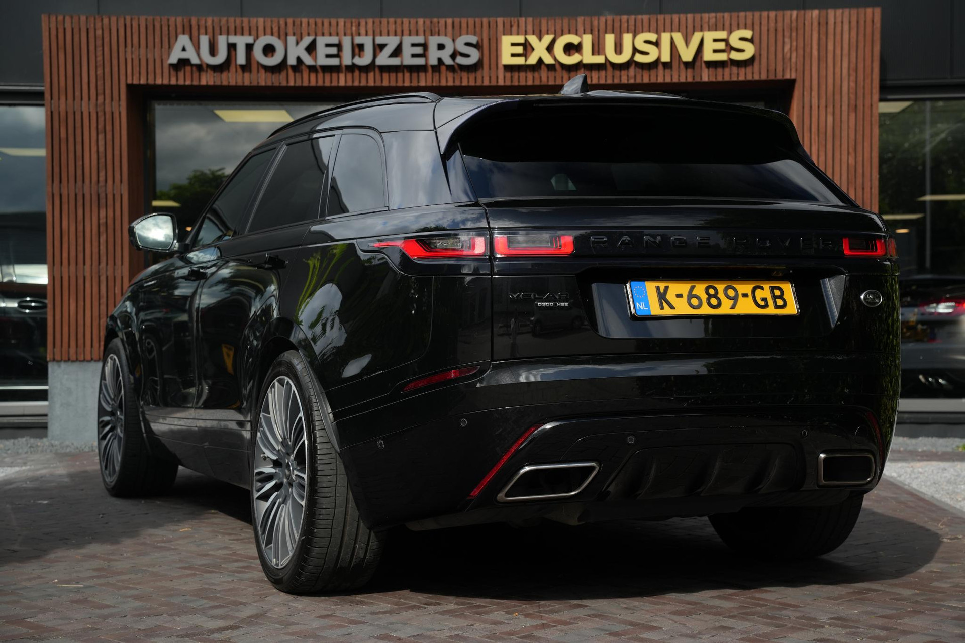 Land Rover Range Rover Velar 3.0 D300 AWD R-Dynamic HSE 2019 Exterior Paint - Santorini Black (1AG) 7
