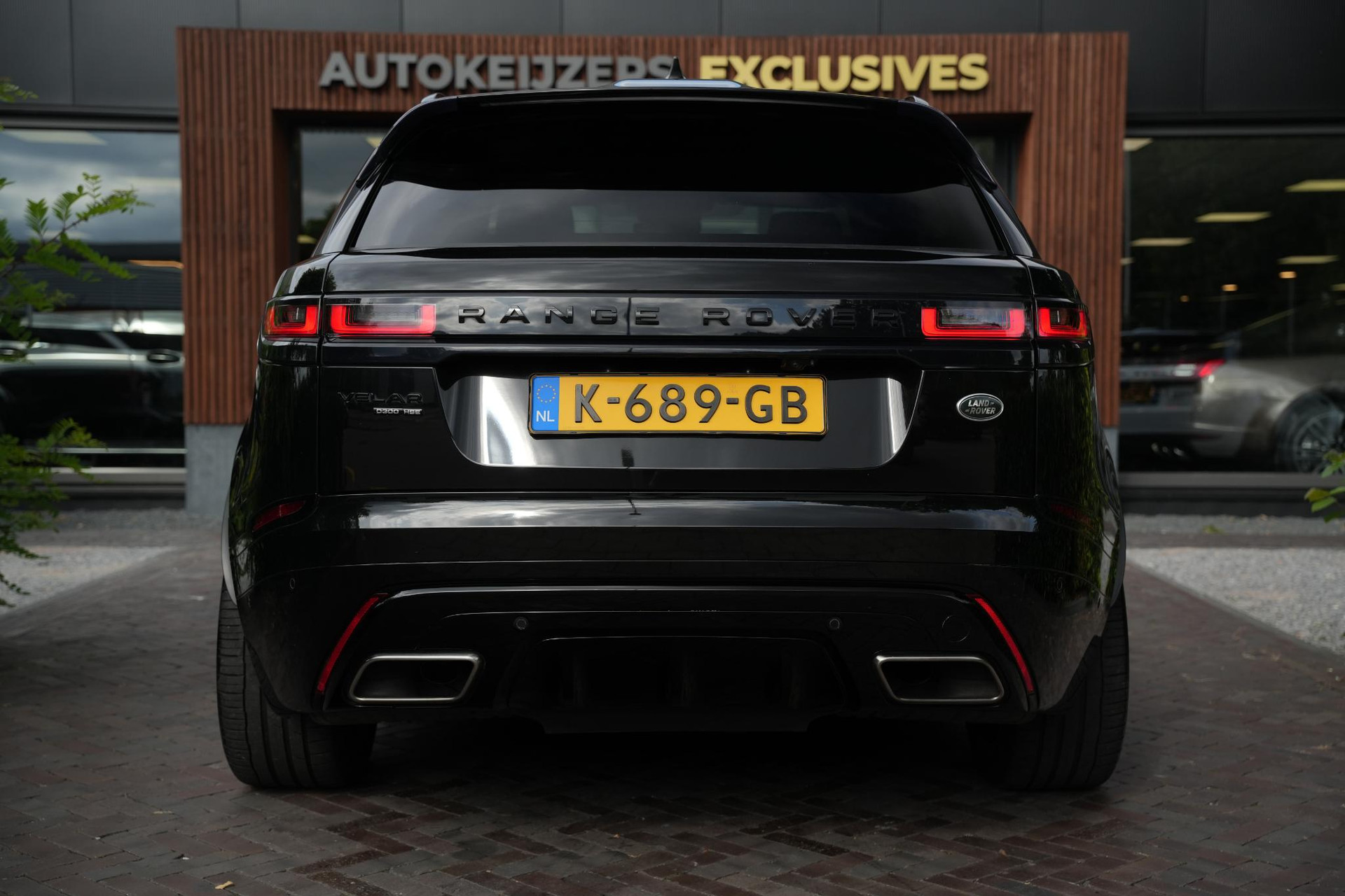 Land Rover Range Rover Velar 3.0 D300 AWD R-Dynamic HSE 2019 Exterior Paint - Santorini Black (1AG) 8