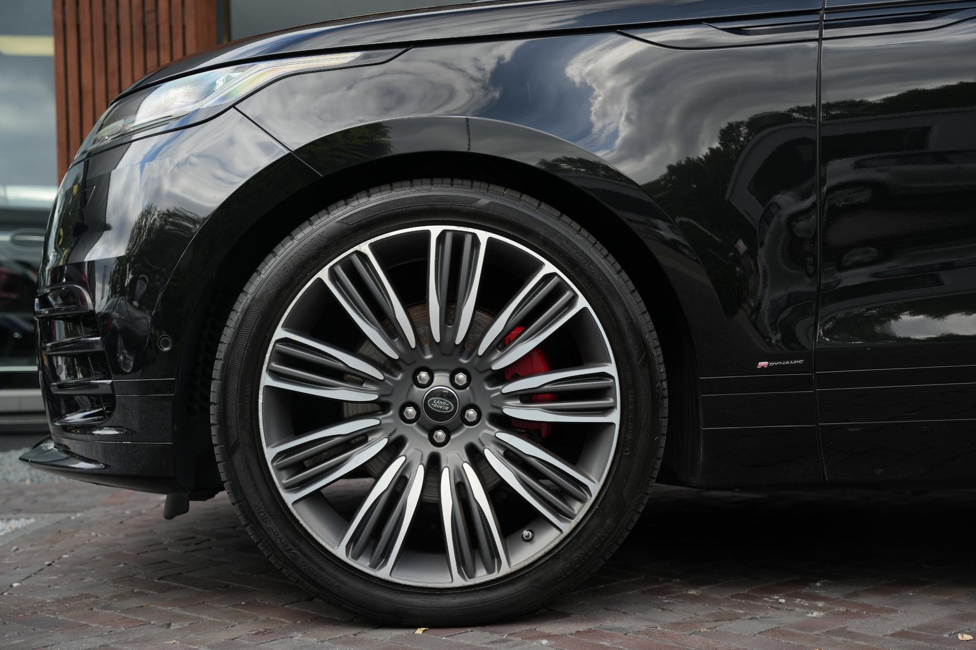 Land Rover Range Rover Velar 3.0 D300 AWD R-Dynamic HSE 2019 Exterior Paint - Santorini Black (1AG) 9