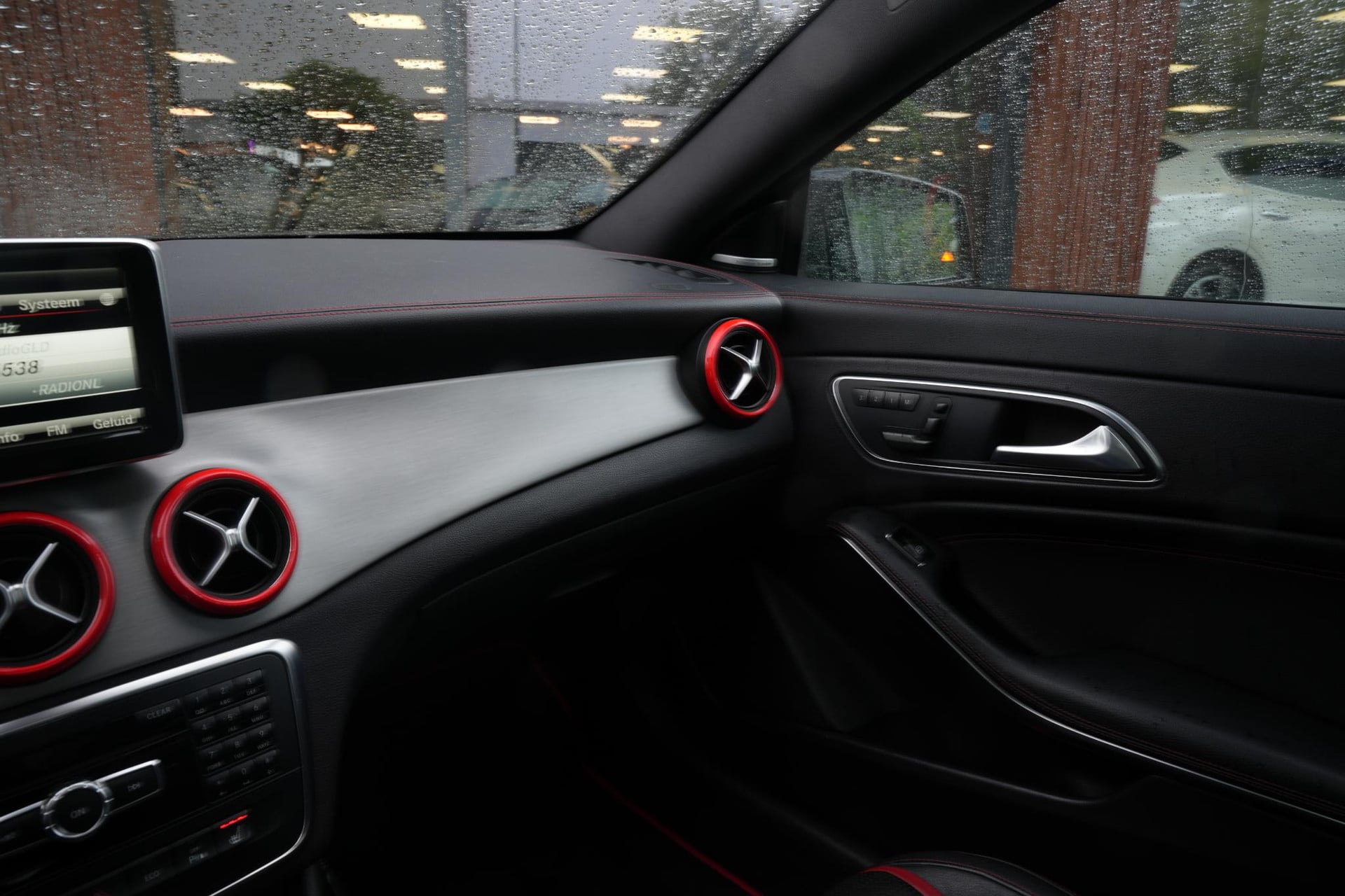 Mercedes-Benz CLA-Klasse AMG 45 4MATIC 2013 KOSMOSBLACK - MET. (191U) 32
