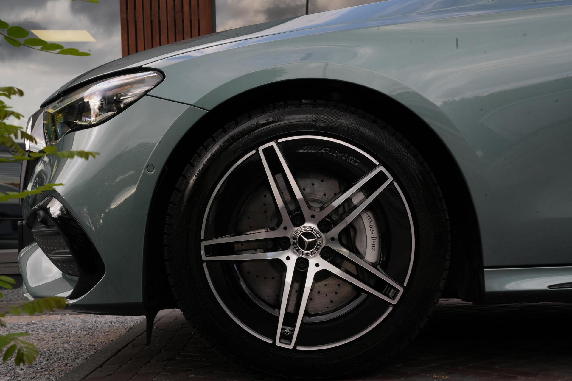 Mercedes-Benz E-Klasse 300 e Business Solution AMG 2026 Verde silver (188U) 10