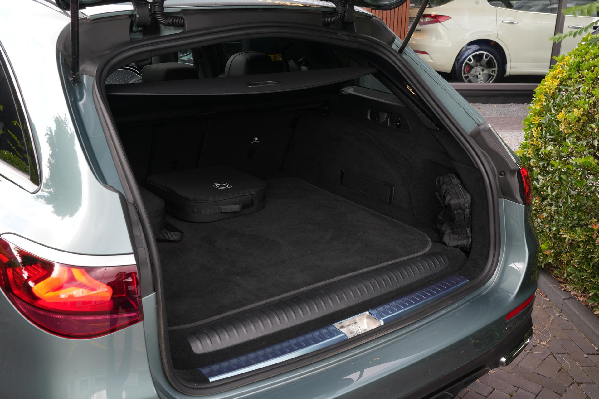 Mercedes-Benz E-Klasse 300 e Business Solution AMG 2026 Verde silver (188U) 20