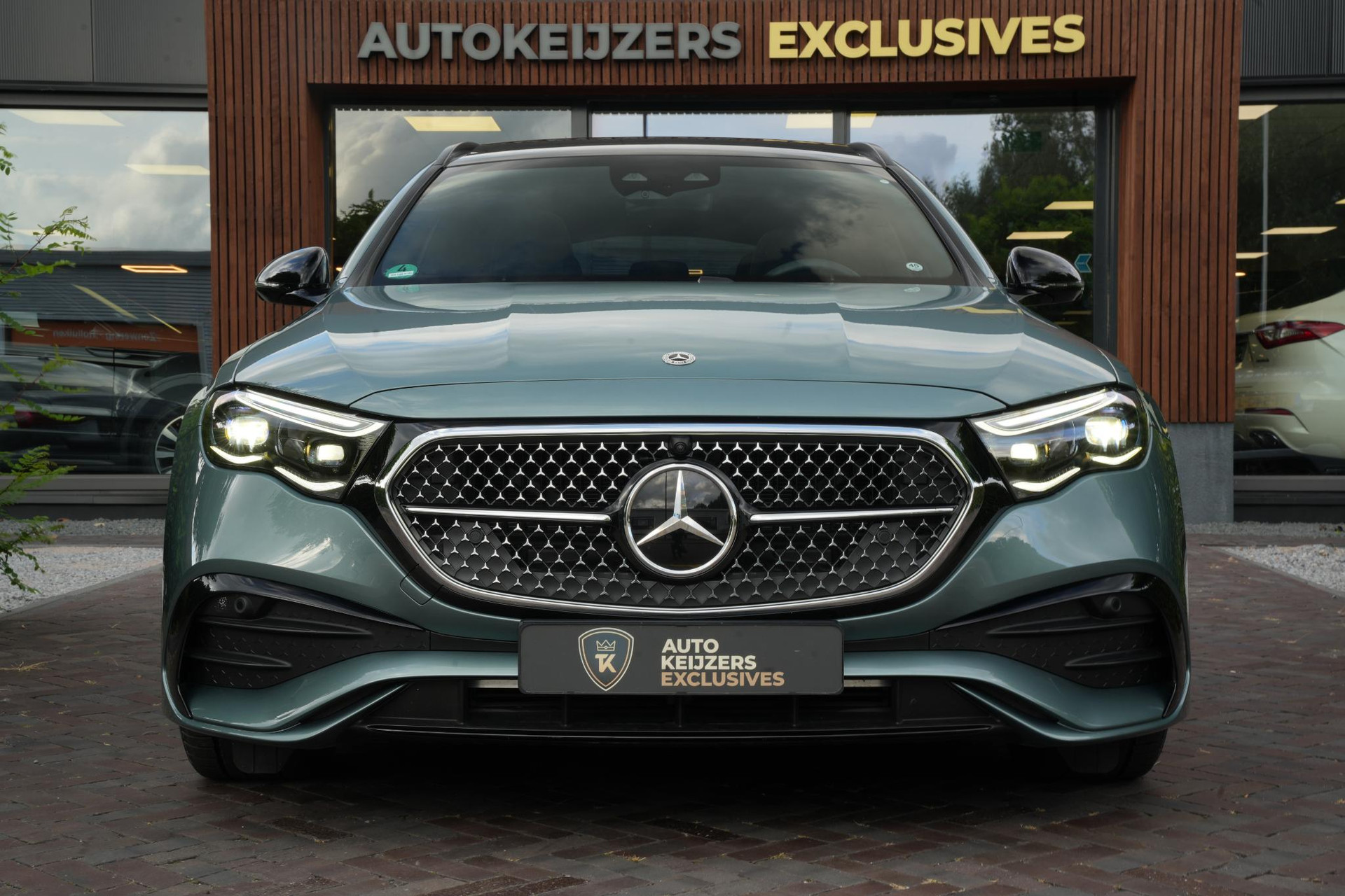 Mercedes-Benz E-Klasse 300 e Business Solution AMG 2026 Verde silver (188U) 3