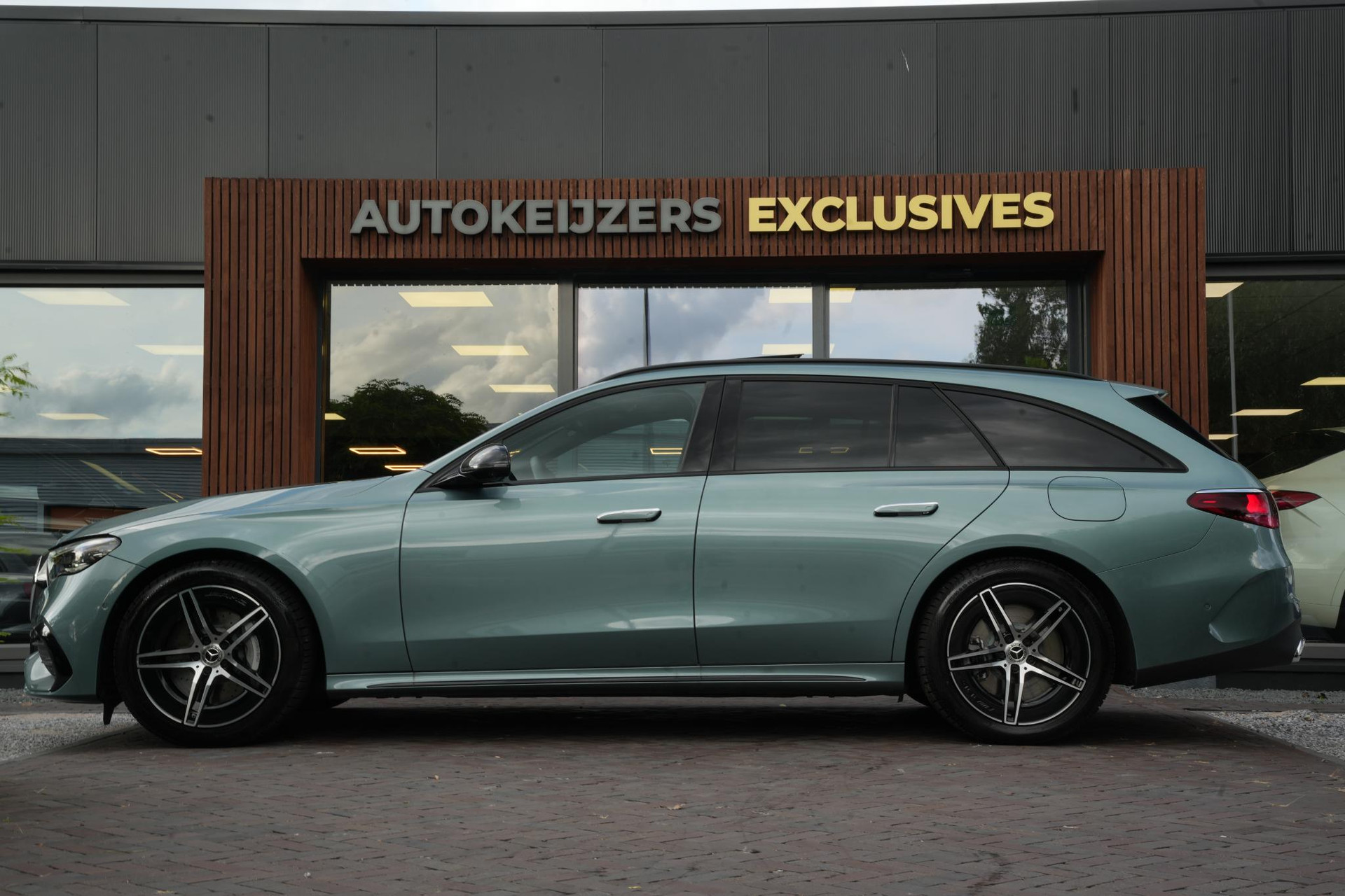 Mercedes-Benz E-Klasse 300 e Business Solution AMG 2026 Verde silver (188U) 5