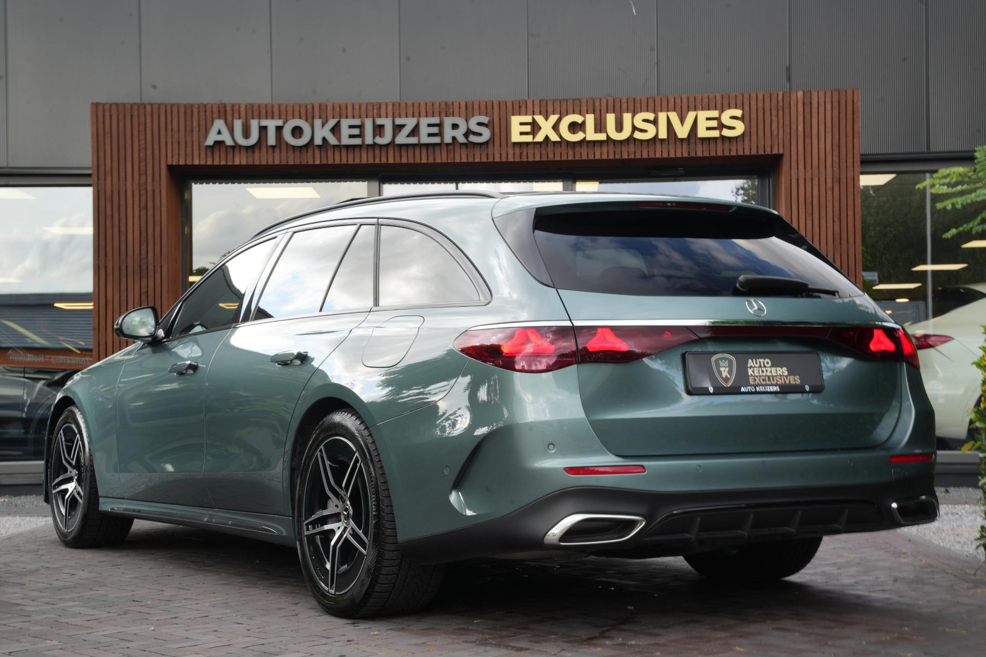 Mercedes-Benz E-Klasse 300 e Business Solution AMG 2026 Verde silver (188U) 7