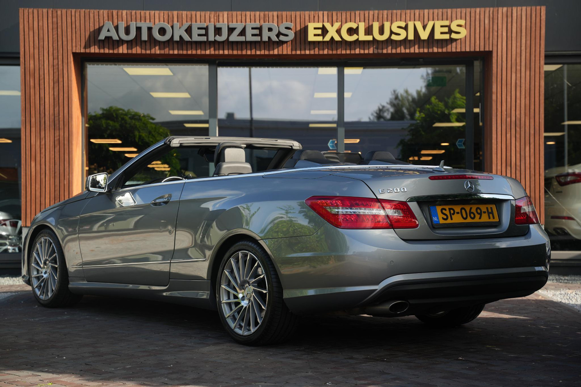 Mercedes-Benz E-Klasse Cabrio 200 CGI Elegance 2013 PALLADIUM SILVER METALLIC PAINT (792U) 11