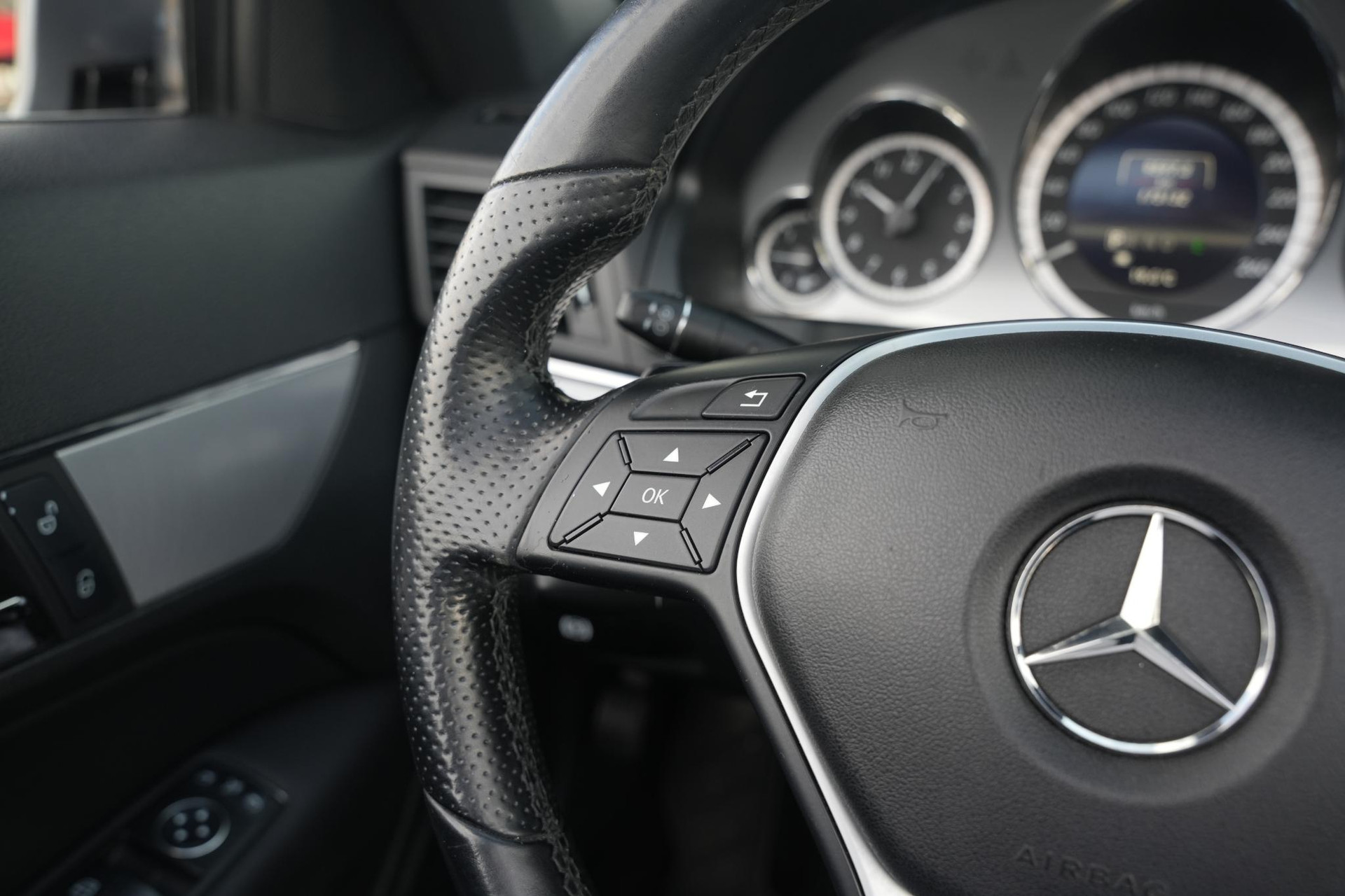 Mercedes-Benz E-Klasse Cabrio 200 CGI Elegance 2013 PALLADIUM SILVER METALLIC PAINT (792U) 33