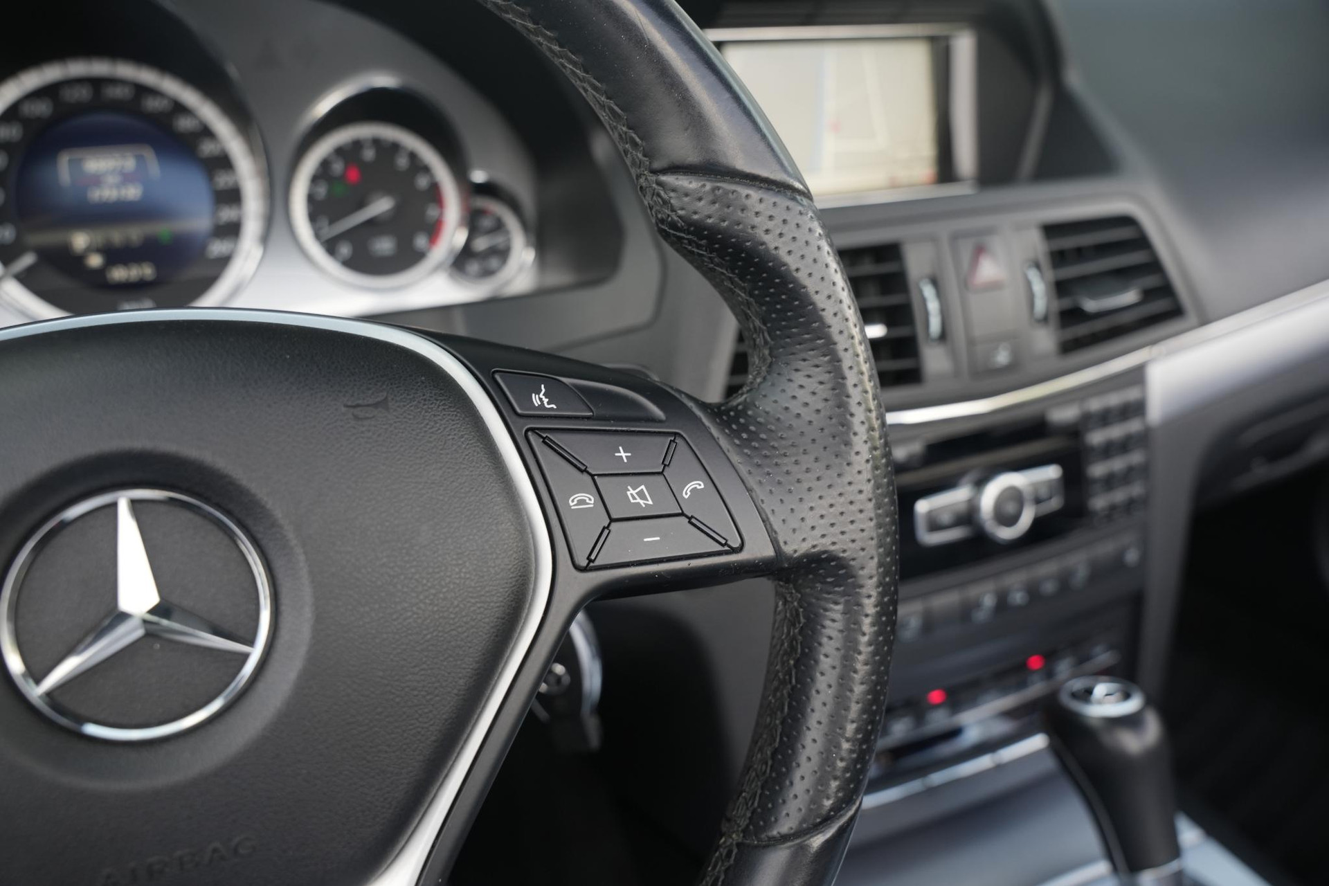 Mercedes-Benz E-Klasse Cabrio 200 CGI Elegance 2013 PALLADIUM SILVER METALLIC PAINT (792U) 34